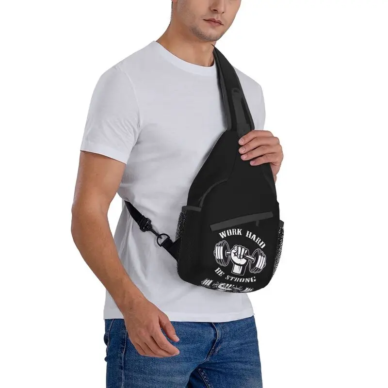 Citação motivacional Sling Bolsa de Peito para Homens, Shoulder Crossbody Daypack, Work Hard Be Strong, Bodybuilding, Workout