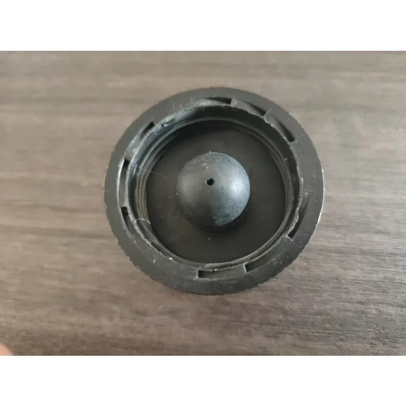 Крышка топливного бака для Kawasaki TD18 TD24 TD33 TD40 TD48 TF22 TG18 TG20 TG24 TG33 TH26 TH34 TH43 TH48 51049-2057, 51049-2091 Крышка топливного бака для Kawasaki TD18 TD24 TD33 TD40 TD48 TF22 TG18 TG20 TG24 TG33 TH26 TH34 TH43 TH48 51049-2057, 51049-2091