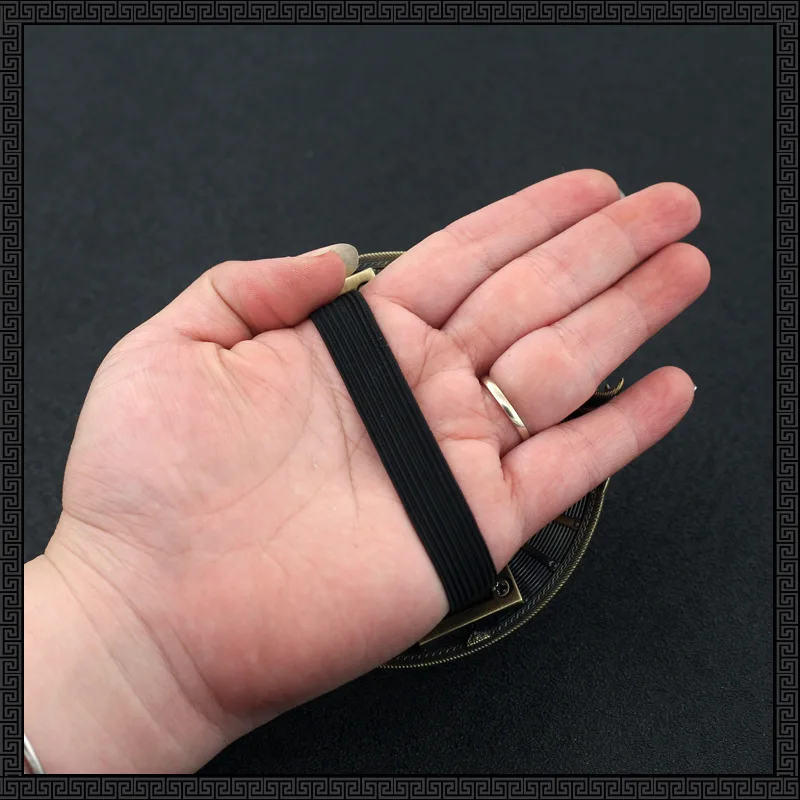 10 cm/3.93 pollici God of War Guardian Shield Kratos Periferiche di gioco Attrezzatura protettiva in metallo Modello di arma Ornamento da tavolo Giocattolo regalo