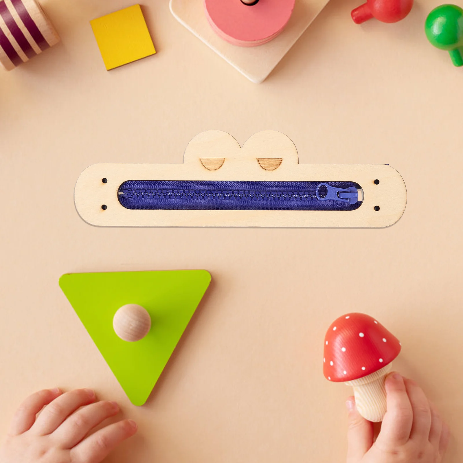木製ビジーモンテッソーリ感覚おもちゃ カエルジッパー付き ブルー トラベルビジーボード カラー教育活動 トラベル学習