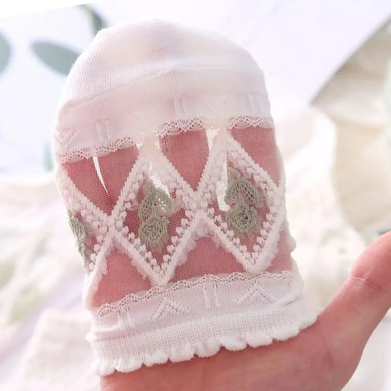 8 أزواج من الجوارب غير المرئية المصنوعة من الحرير الجليدي على شكل زهرة دانتيل فائقة الجنية جوارب صيفية رقيقة بفم ضحل قابلة للتنفس سلسلة خضراء جوارب نسائية على شكل قارب