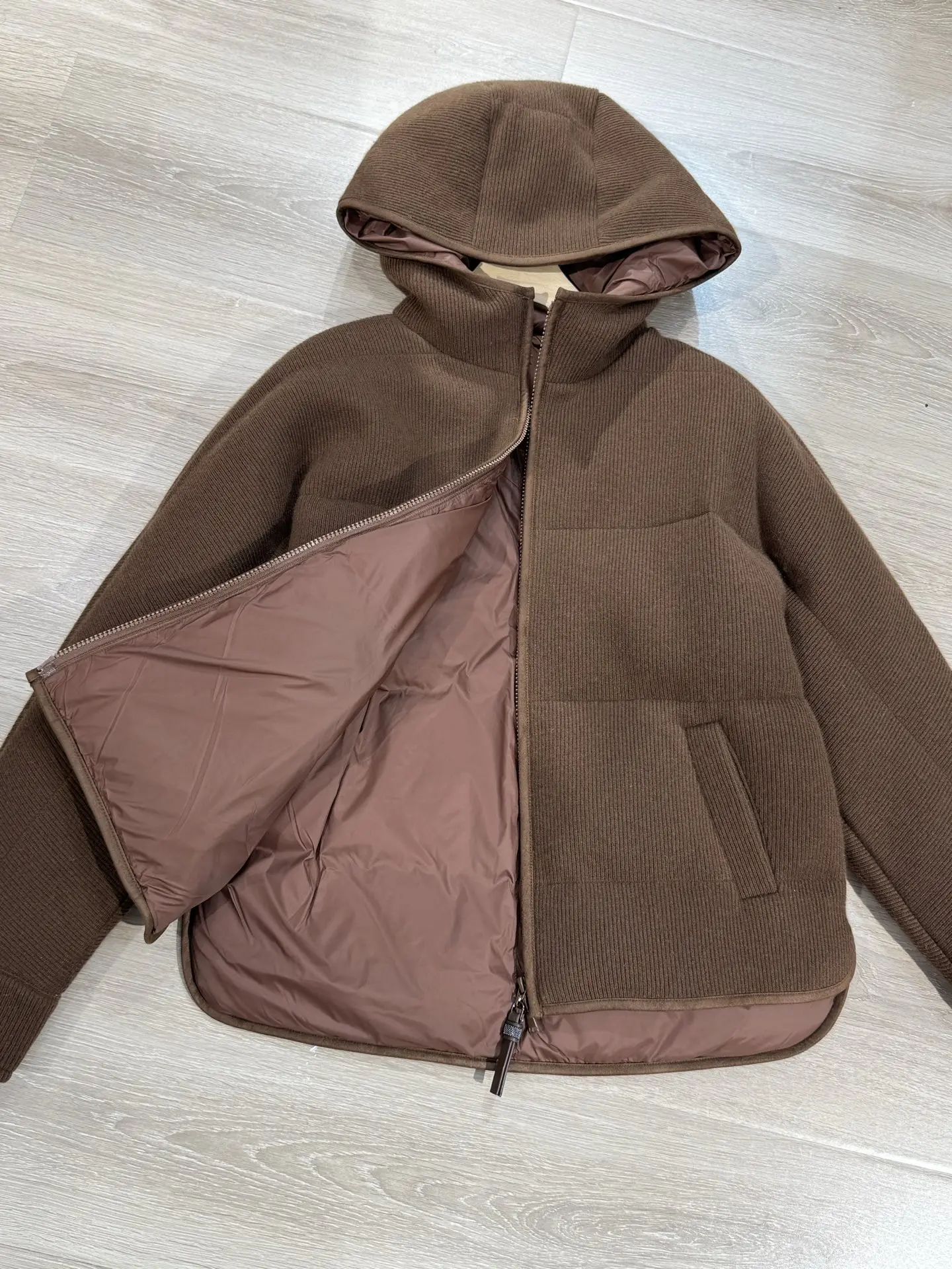 Neue, hochwertige, gestrickte weiße Gänsedaunen-Daunenjacke aus Kaschmir mit Kapuze, modische und vielseitige Freizeitjacke