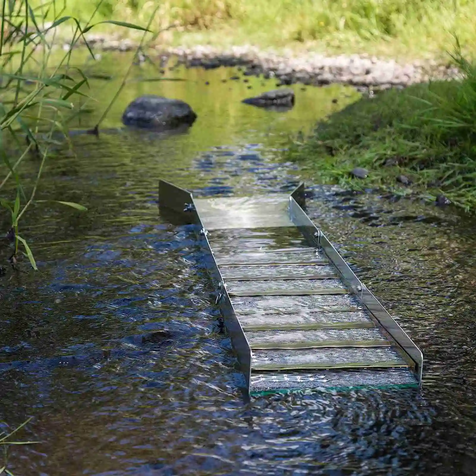 

Foldable Design for Prospecting for Rivers Streams Portable Sluice Box Secure and Practical High Efficiency Gold Panning Tool