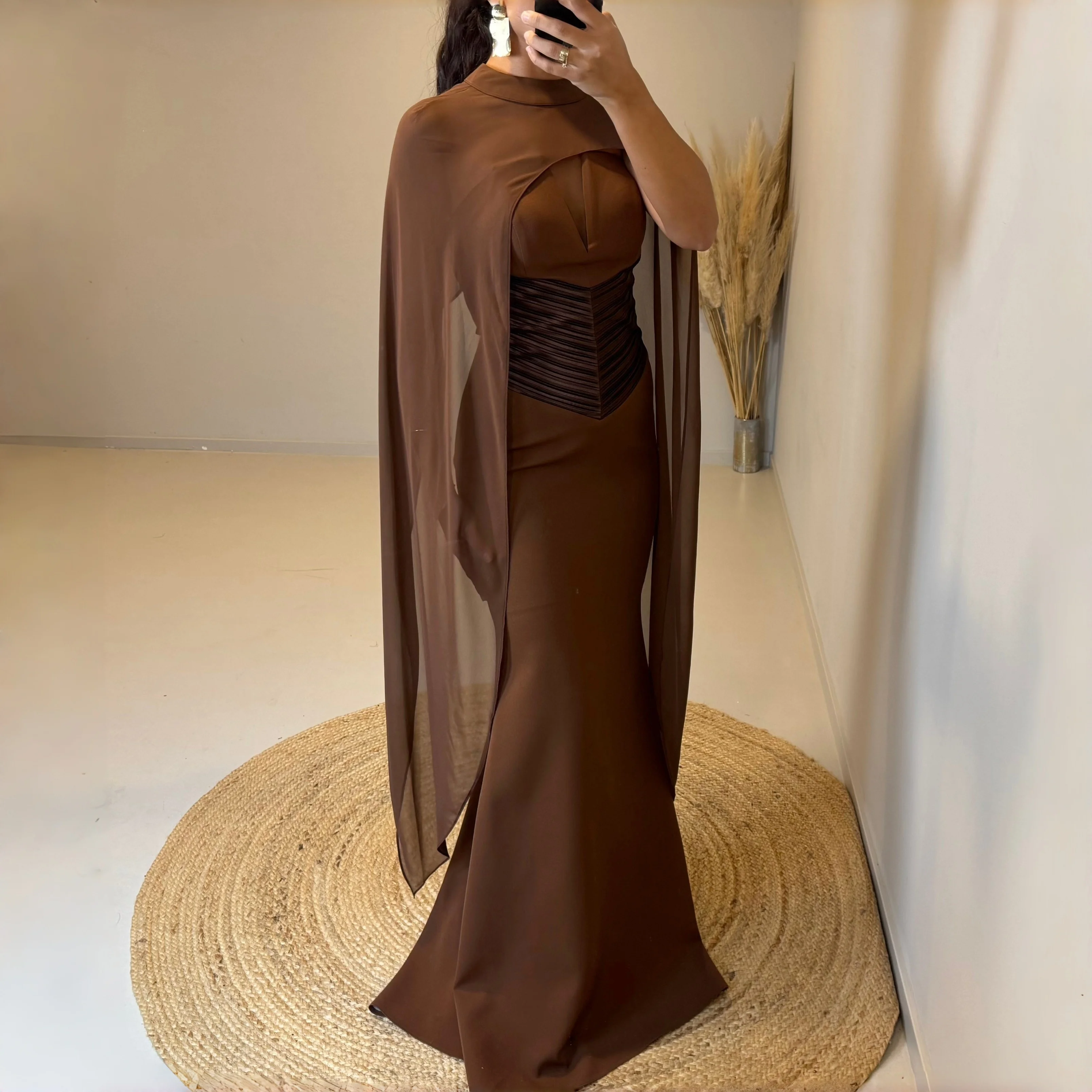 Vestido de fiesta de sirena marrón con cuello alto, corsé tipo capa, cintura con cinturón a rayas, largo hasta el suelo, para noche formal, invitada de boda, vestido maxi