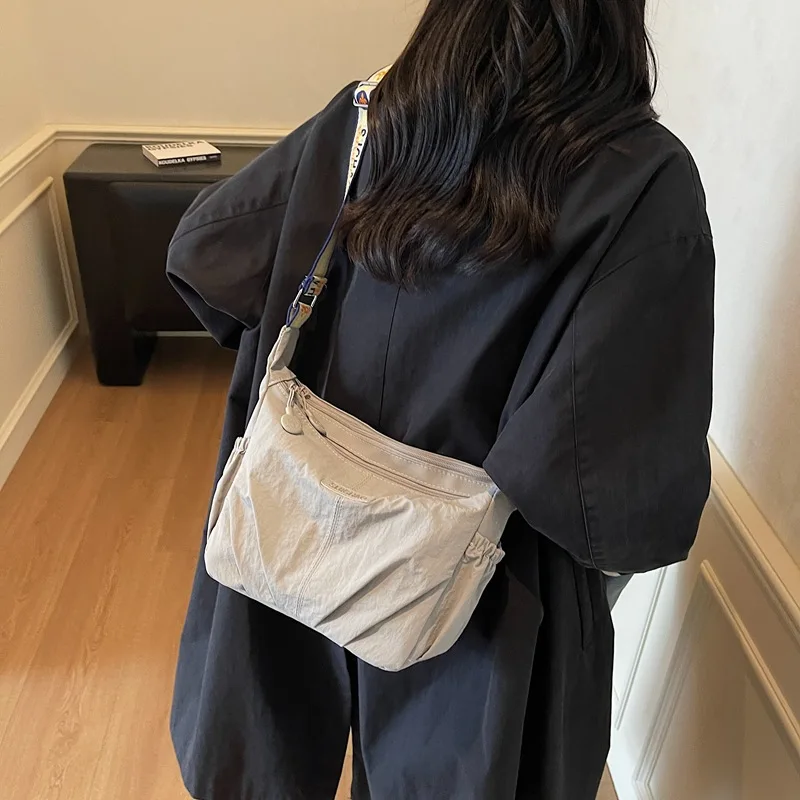 

Popular Lightweight Messenger Bag Women's Unique Design Shoulder Bag Is Huge, Good-looking Daily Commuting Versatile