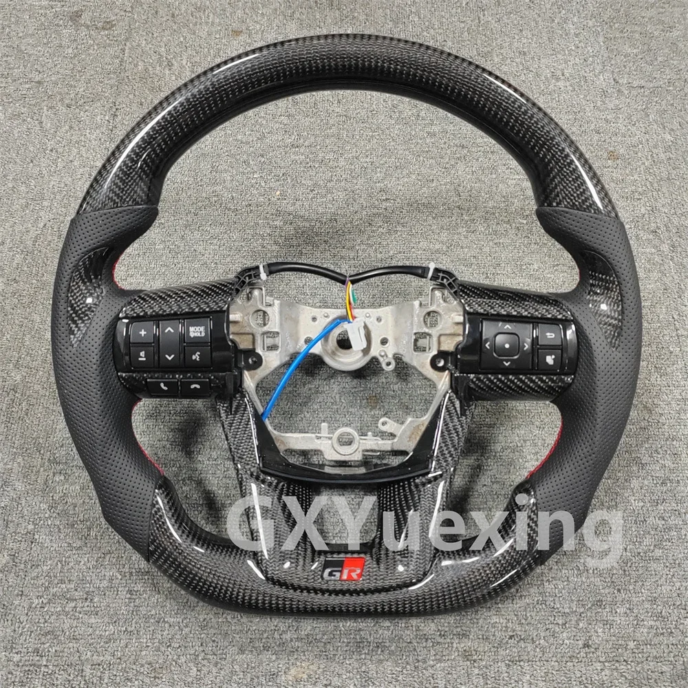 إطار عجلة القيادة من ألياف الكربون الحقيقية بتصميم رياضي مناسب لـ Hilux Fortuner Vigo LC79 مع خياطة حمراء