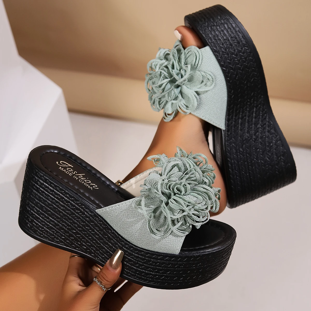 Pantofole con zeppa da donna 2024 nuovi sandali con plateau da spiaggia estivi pantofole con fiori di moda pantofole con tacco alto da donna scivoli da donna