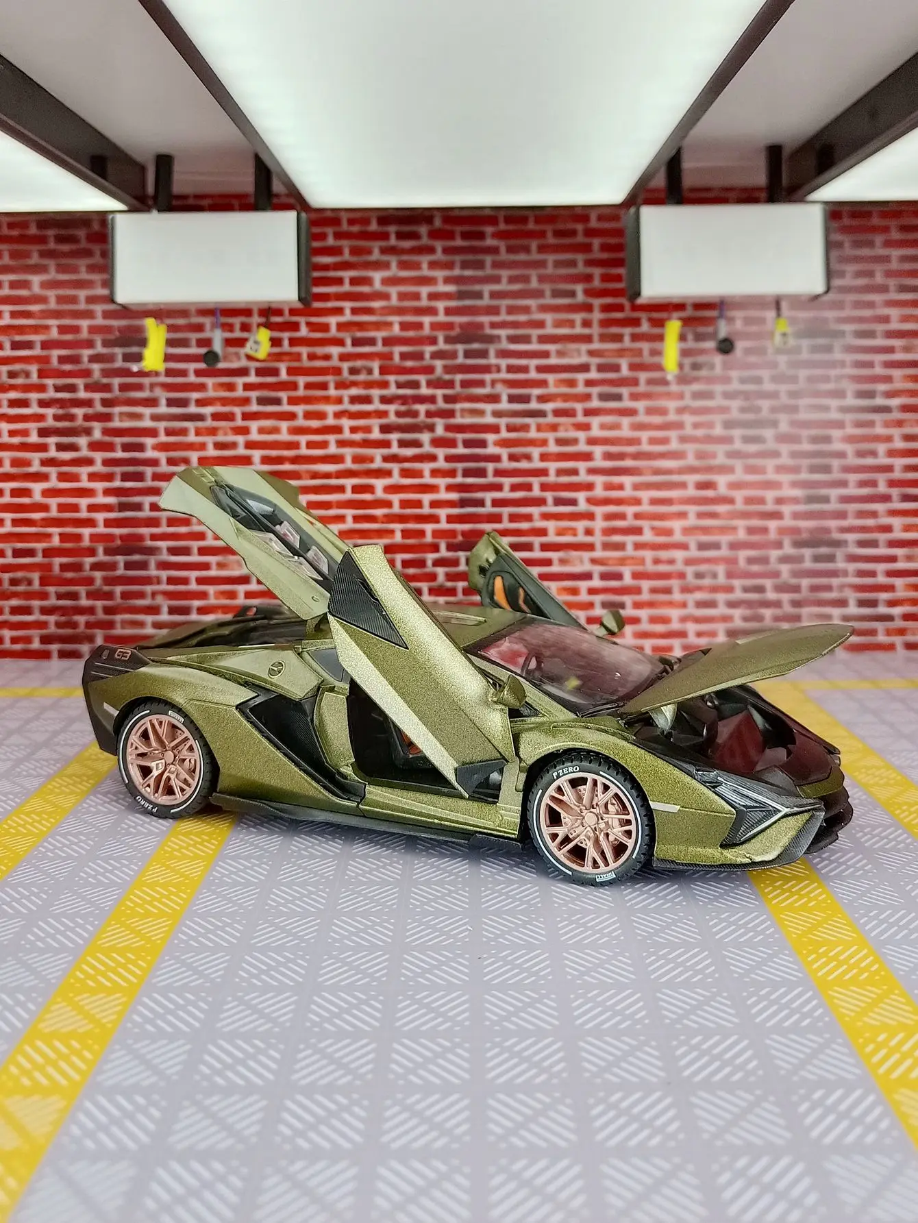 

1:24 Alloy racing model car ornaments collection doors and hood trunk can be opened fine workmanship and good quality