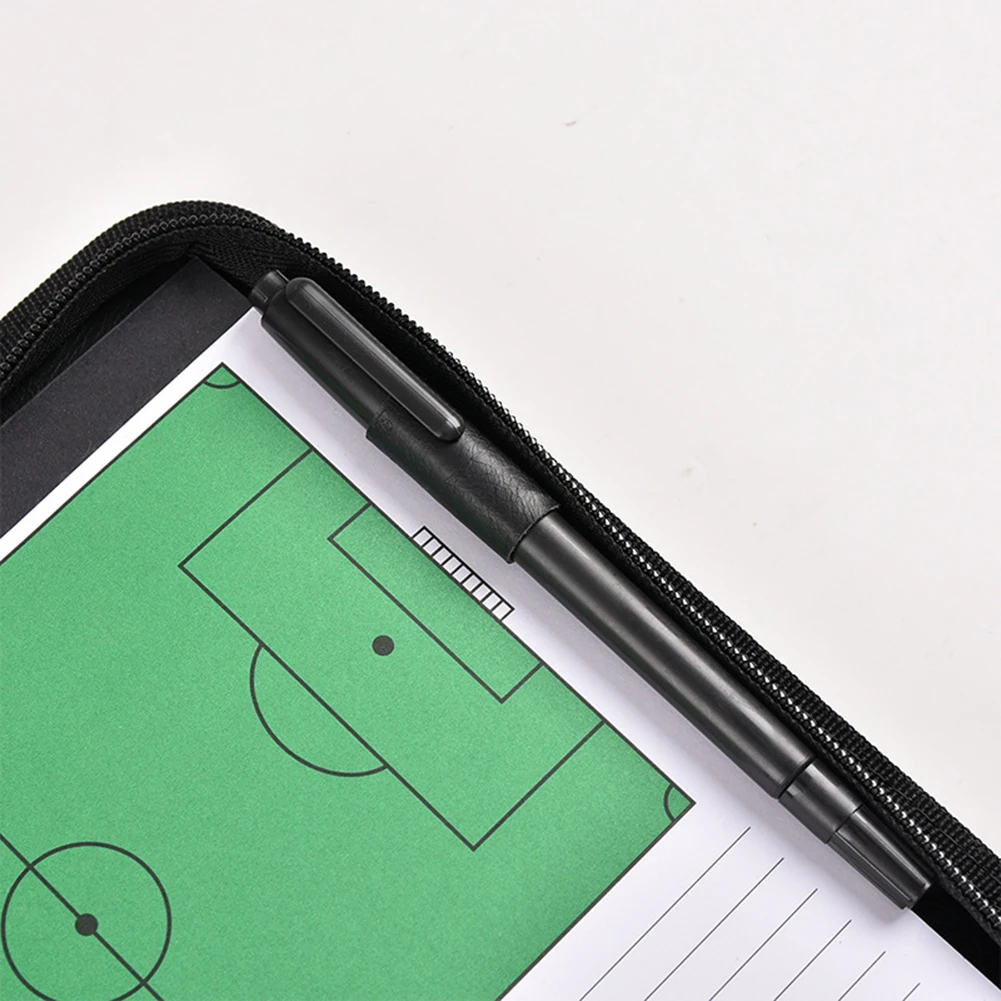 لوحة تدريب كرة القدم مع قطع مغناطيسية وقلم قابل للمسح وحقيبة بسحاب أداة تدريب كرة القدم المحمولة