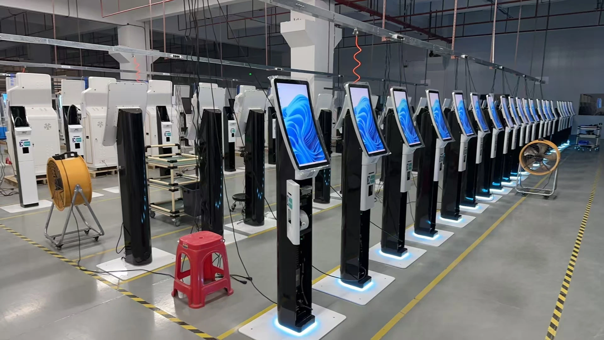 Quiosque de toque curvo Wintouch de 23,6 polegadas com impressora Quiosque de self-service Android com suporte vertical curvo de 23,6 polegadas e 32 polegadas