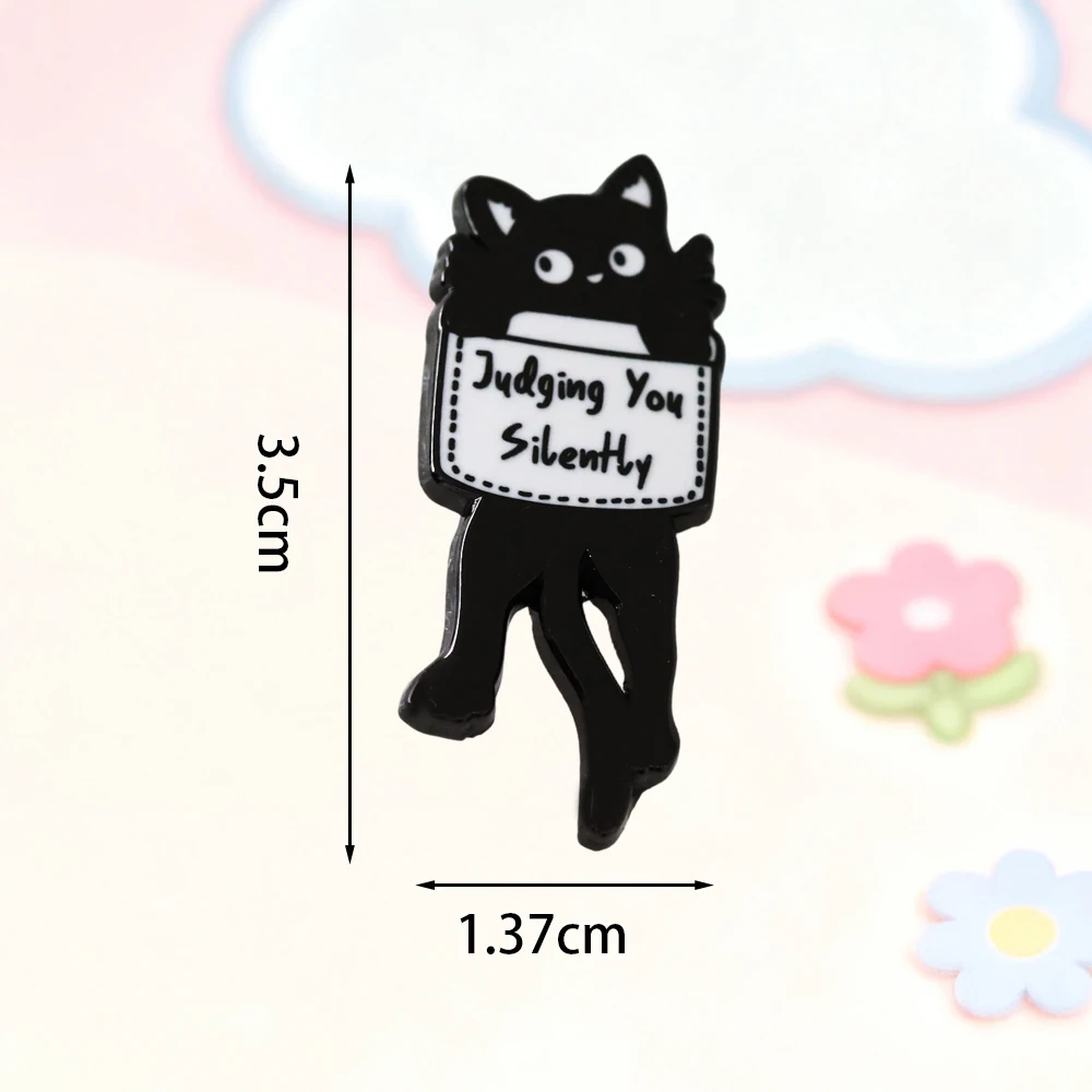 �Ich beurteile dich stillschweigend“ – lustiger Slogan-Abzeichen-Design, schwarze Katze, Brosche, Accessoire für Tierliebhaber, Emaille-Anstecker, schlichter Modeschmuck. – Detail 2