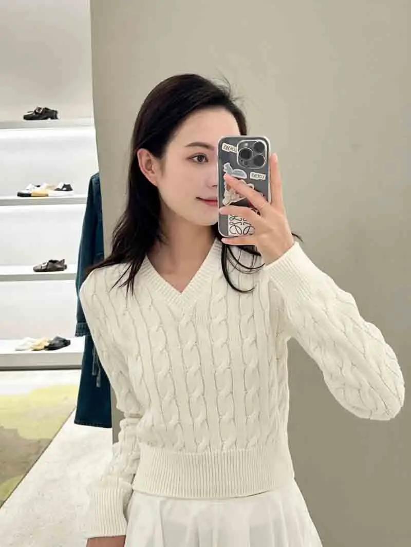 

College style women's sweater with sweet temperament, youthful and age reducing thread jacquard long sleeved knitted pullover