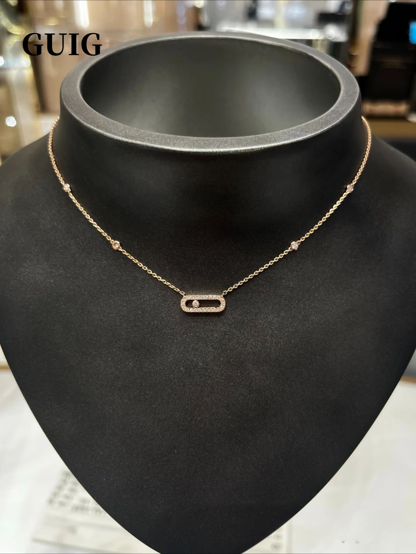 Image of GUIG - Hochwertige diamantbesetzte Halskette, mit drei verschobbaren Diamanten, das Design ist sehr elegant.