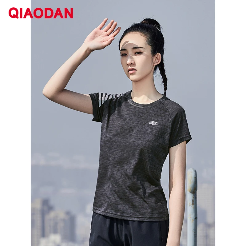 QIAODAN تي شيرت رياضي امرأة الصالة الرياضية الصيف سريعة الجافة س الرقبة ملابس رياضية اللياقة البدنية التدريب الجري ملابس علوية غير رسمية XHS1291224