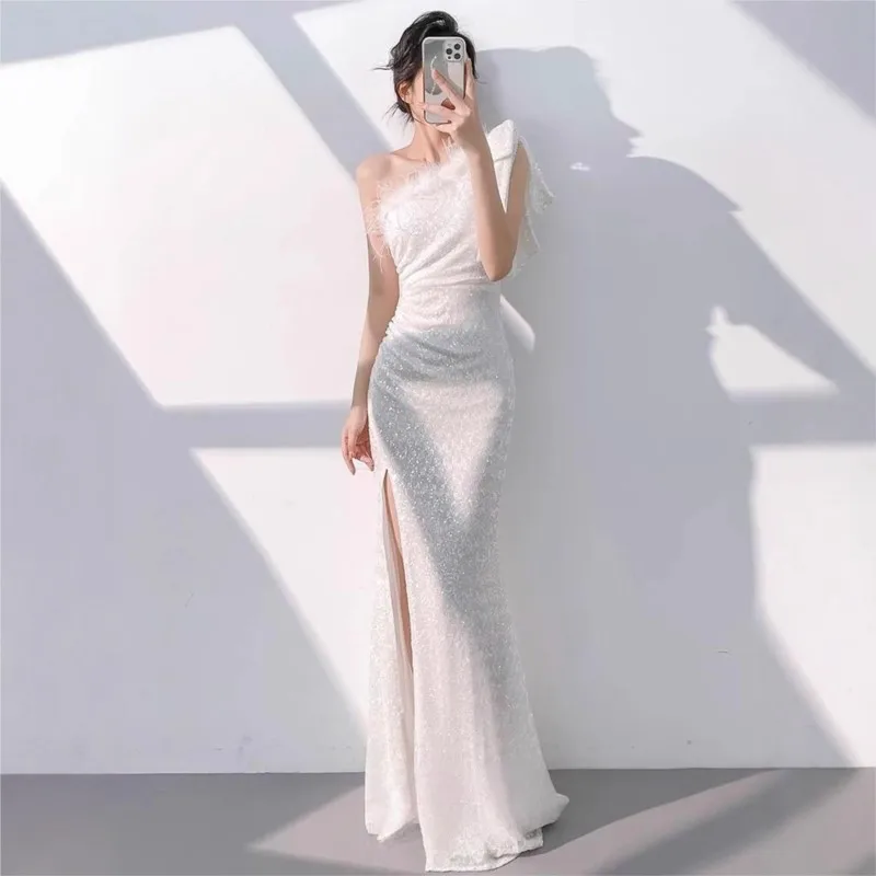 

A new white long single-shoulder host fishtail dress for banquets