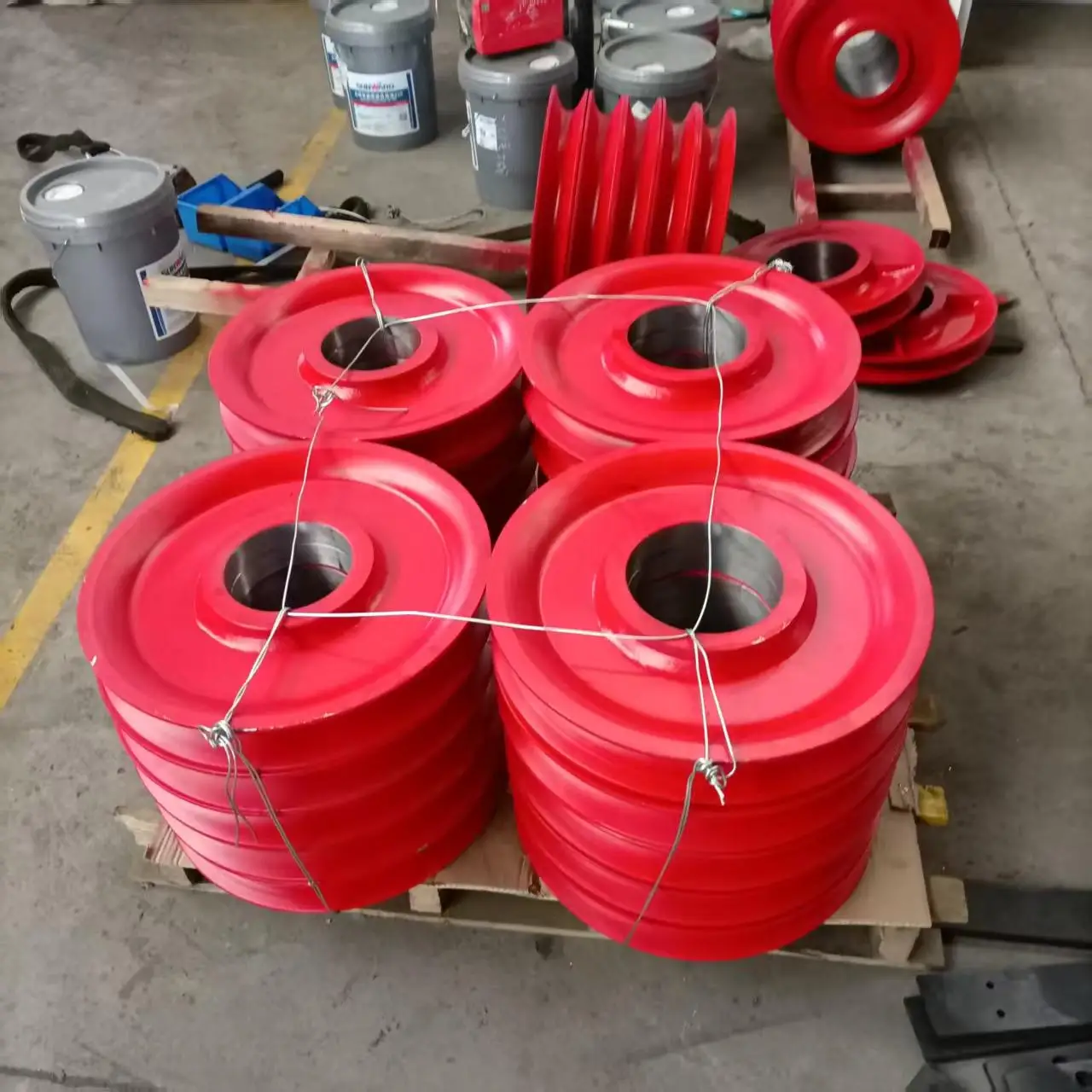 

A Large Quantity Of Spot Rotary Drilling Rig Winches And Wire Rope Lifting And Lowering Pulley Of The Lifting Sighting Frame