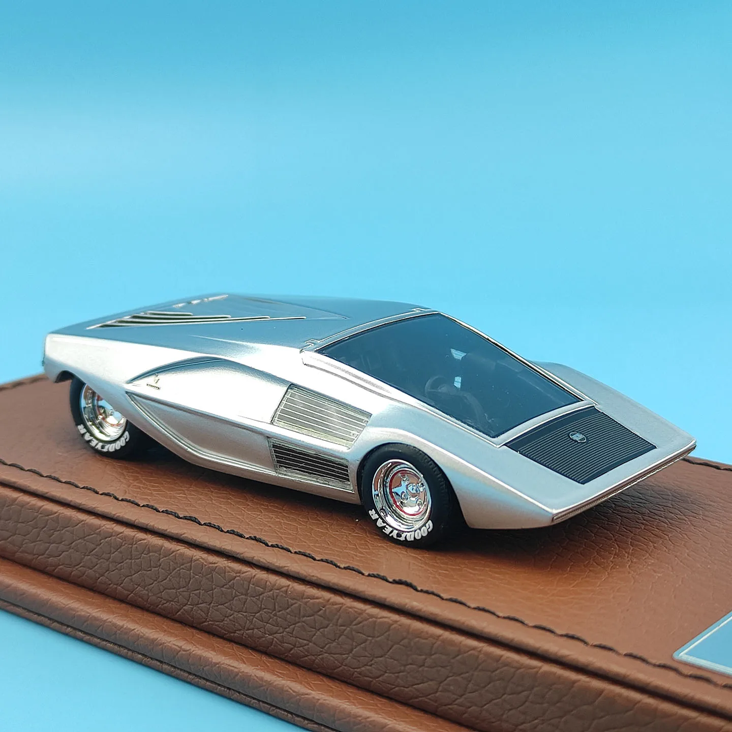 Afbeelding 5: ENGUP schaal 1:43 Lancia - Zero Concept 1970 zilveren automodel van hars