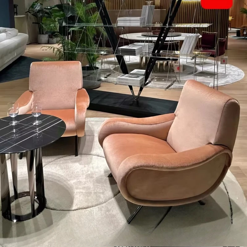 

Итальянское кресло для гостиной в стиле лёгкой роскоши, высококачественное, одноместное, с тканевой обивкой и подлокотниками.