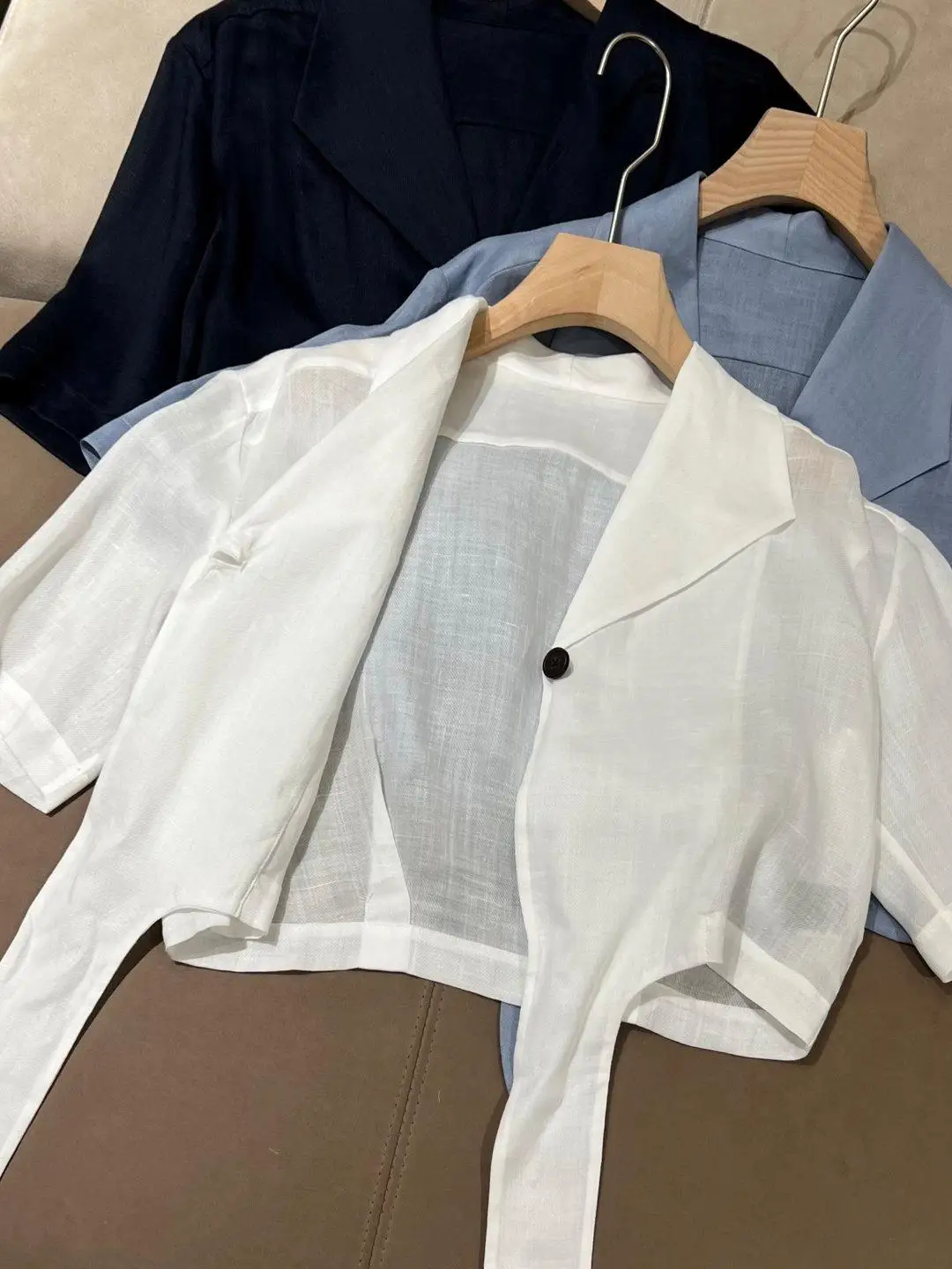 

Женская льняная блузка с короткими рукавами, декорированная пуговицами, в простом элегантном стиле, с завязками на талии.