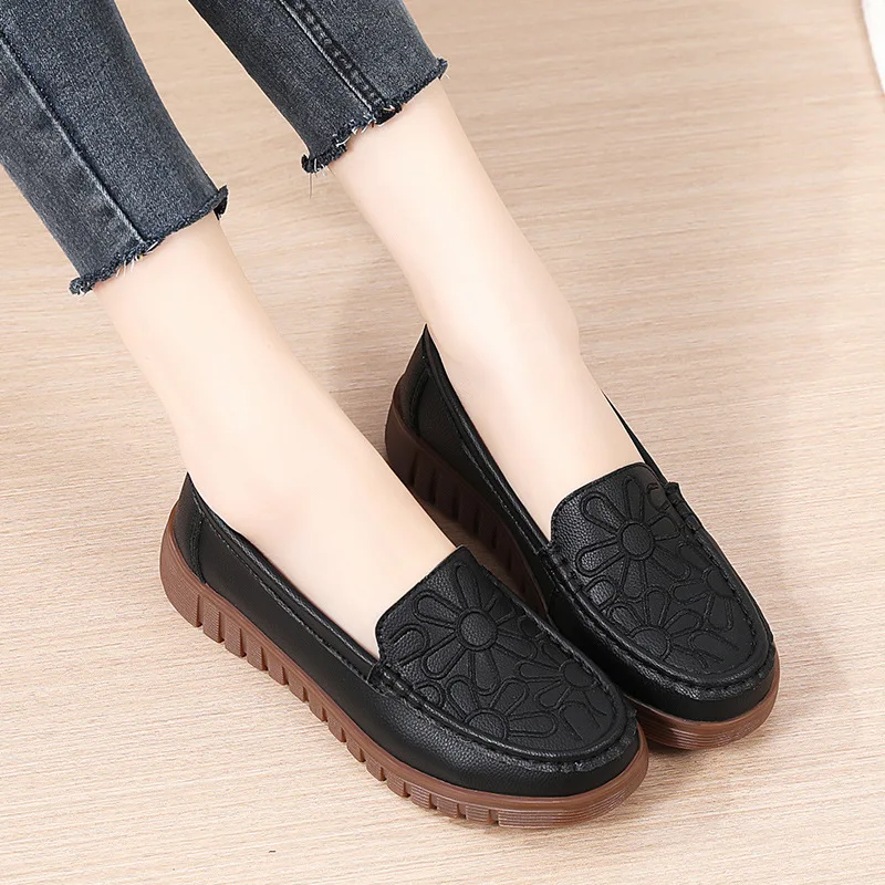 Soft sole anti slip mother flat shoes for women lightweight and comfortable luxurious leisure shoes with cow tendon soles