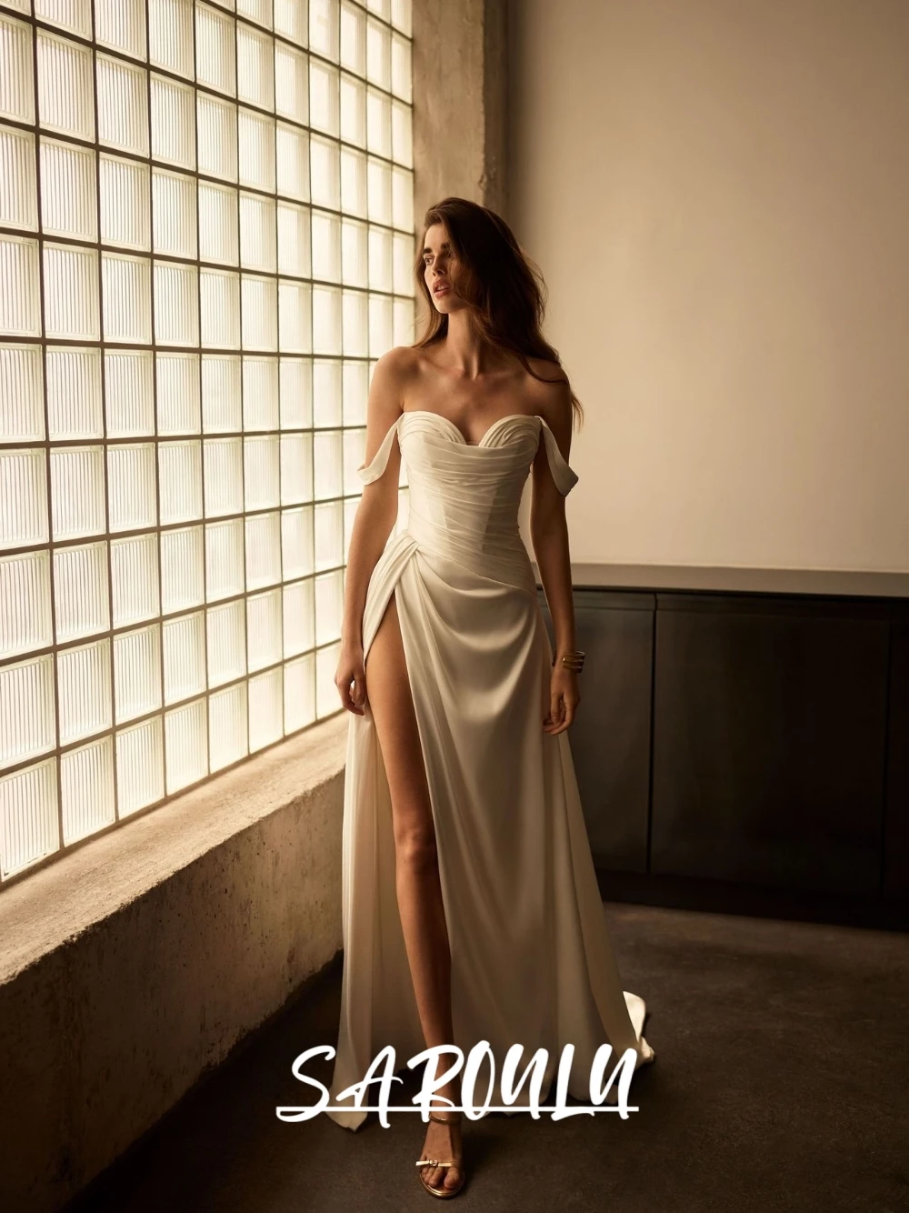 Fitted Waist Sweetheart Neck Wedding Dress Flowy Satin A Line Customized Bridal Gown With High Slit Romantic Off Shoulder Wear