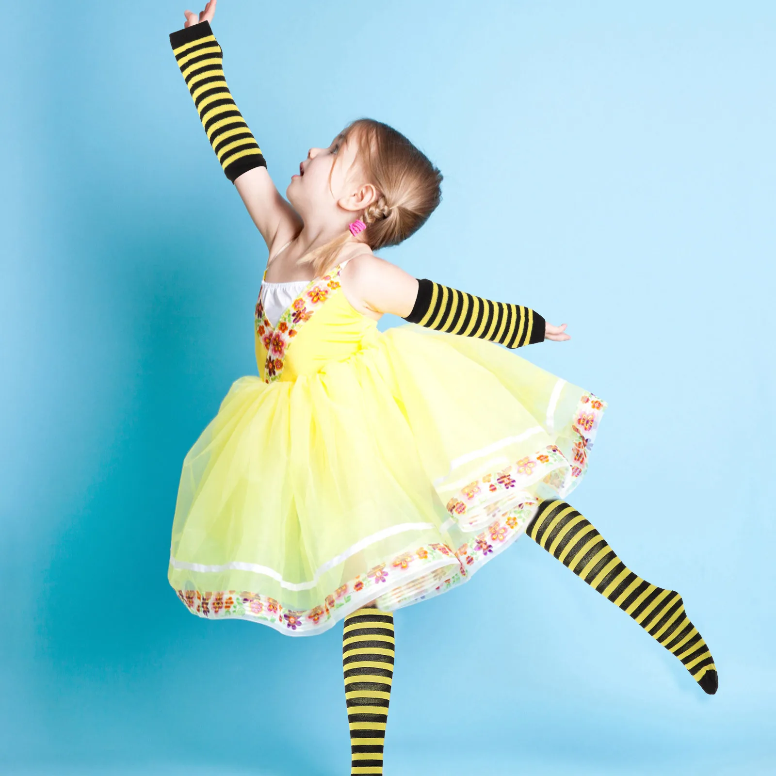 ชุดแต่งกายผึ้ง 1 ชุด สำหรับเด็ก ประกอบด้วยที่คาดผม ถุงมือลายทาง ถุงน่อง อุปกรณ์สำหรับการแสดงบนเวที งานปาร์ตี้ ชุดแฟนซีสำหรับเด็ก