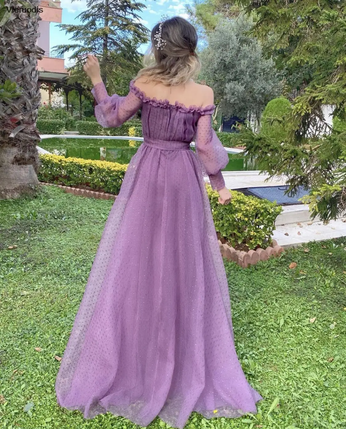 فستان سهرة منقط باللون الفيروزي على شكل حرف a ورقبة قارب عاري الكتفين وكشكشة من التل بدون ظهر بطول الأرض ذيل محكمة فستان حفلات