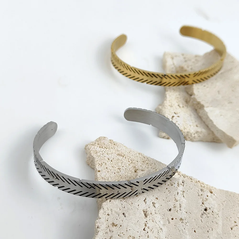 

Fashionable geometric pattern metal wrist bracelet, women's personalized trendy commuting and casual handpiece.