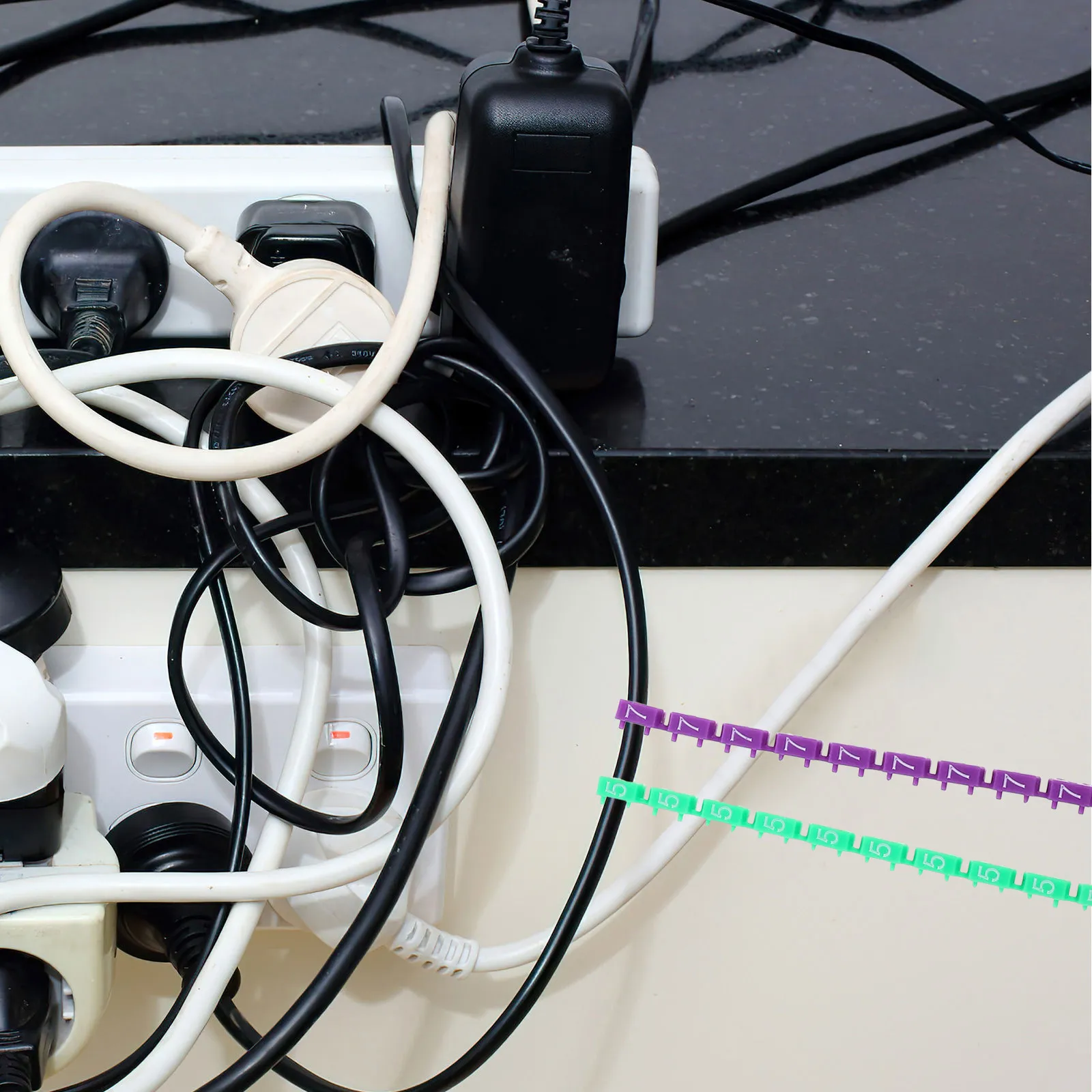 100Pcs Plastic Square Numeric Wire Markers 0-9 Clip-on Cable Labels Multicolor Electrical Cord Management Wire Identification