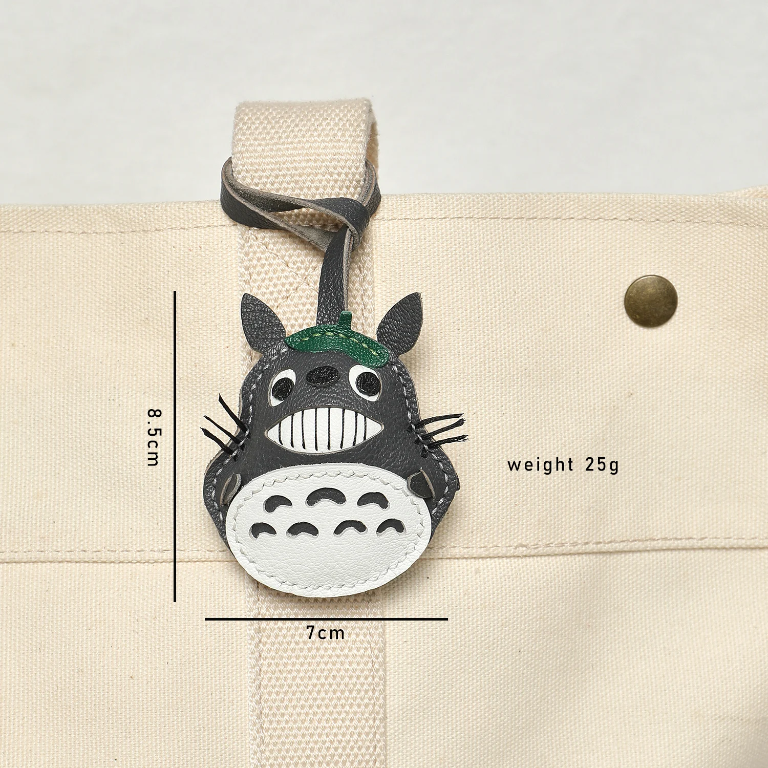 Handgefertigter Leder-Geister-Taschenanhänger mit lustigen großen Augen – weicher Hängegurt als Accessoire für Canvas-Tragetaschen, Handtaschen und Autoschlüssel – Detail 6