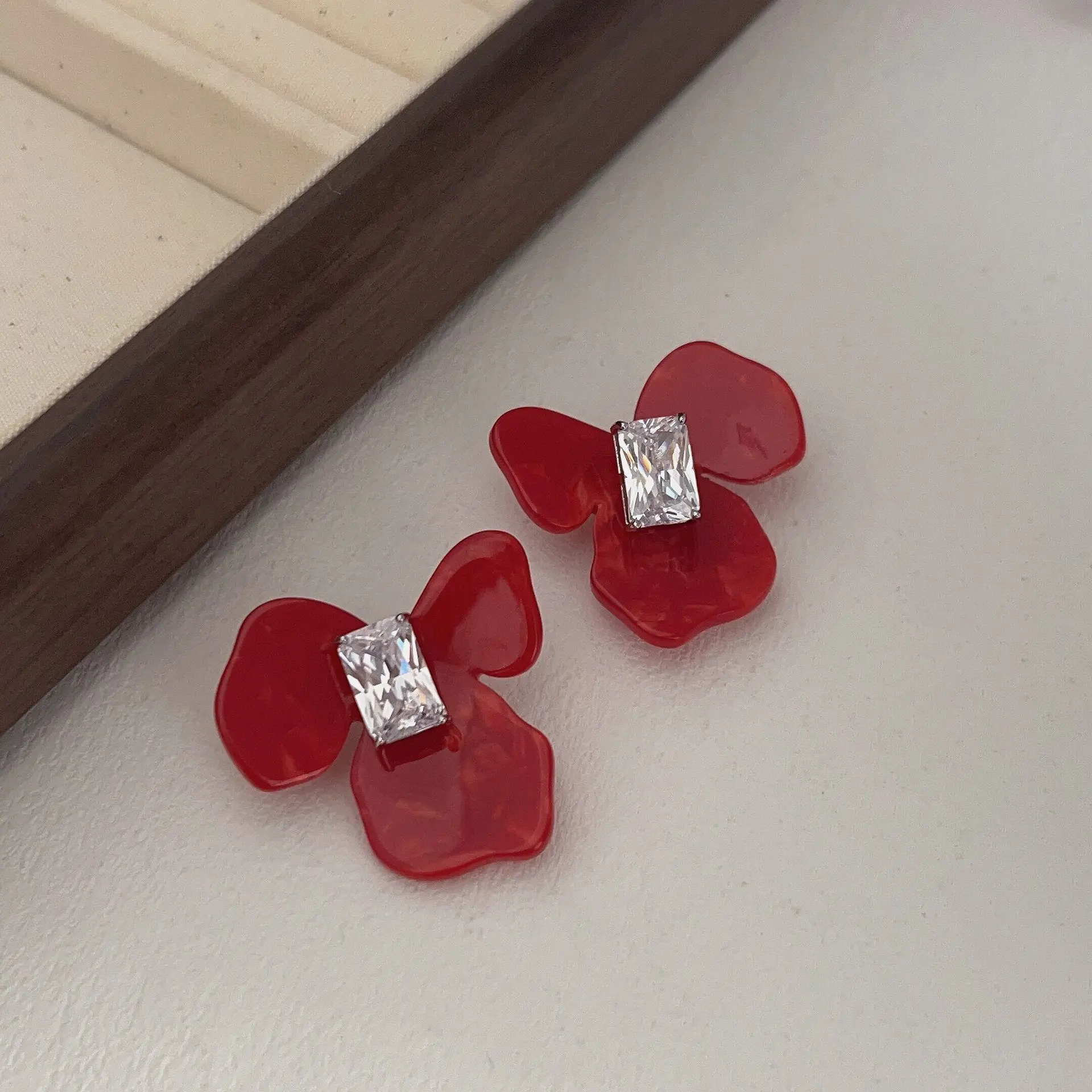 Unique Design Red Bulbus Fritillariae Flower Stud Earrings for Women Romantic Charm Earrings Expensive Jewelry Gifts