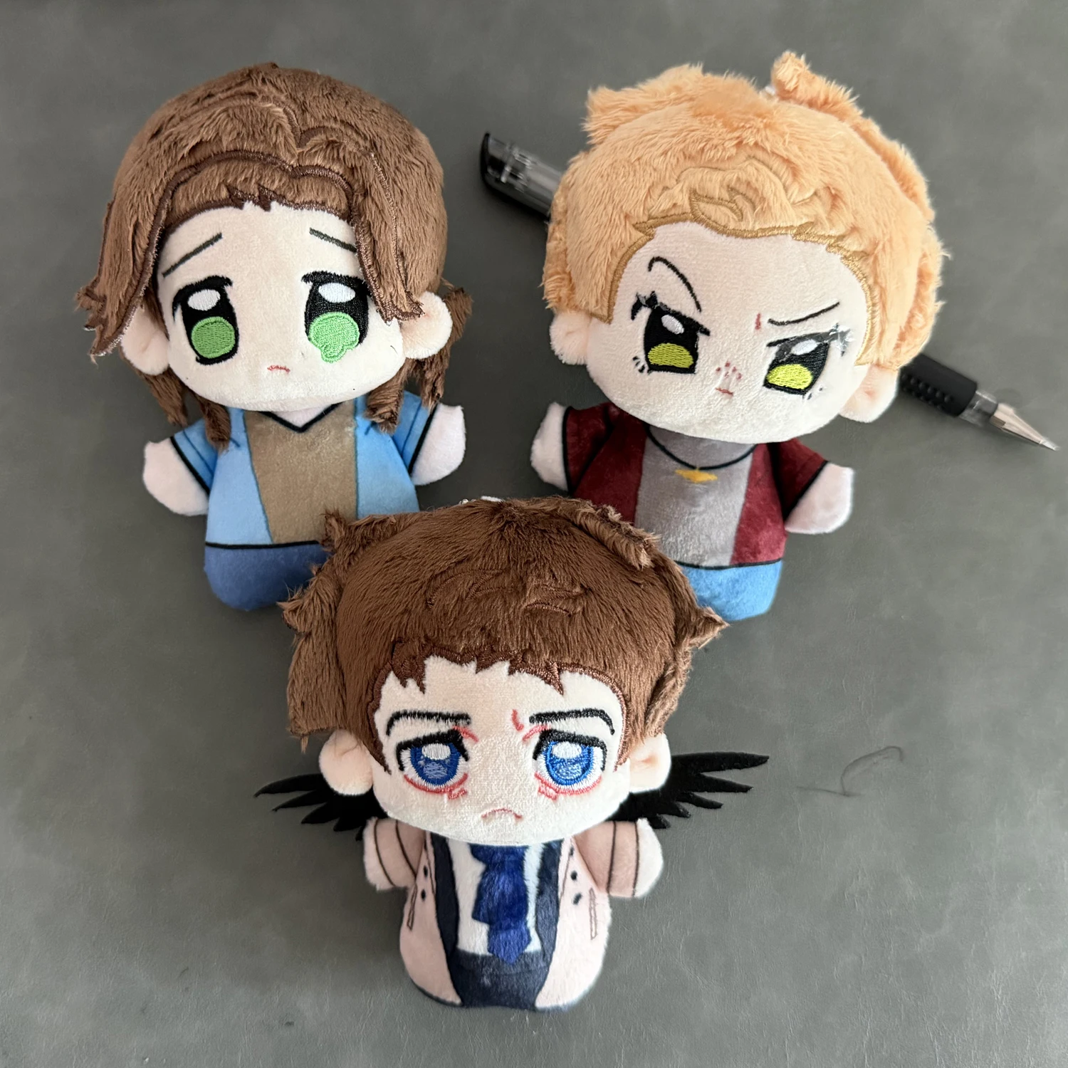 10 cm große gefüllte Castiel-Engelsflügel-Plüschtiere, Sam Dean Winchester Plüschpuppen, Rucksackanhänger, Schlüsselanhänger, Geburtstags- und Weihnachtsgeschenk – Detail 1
