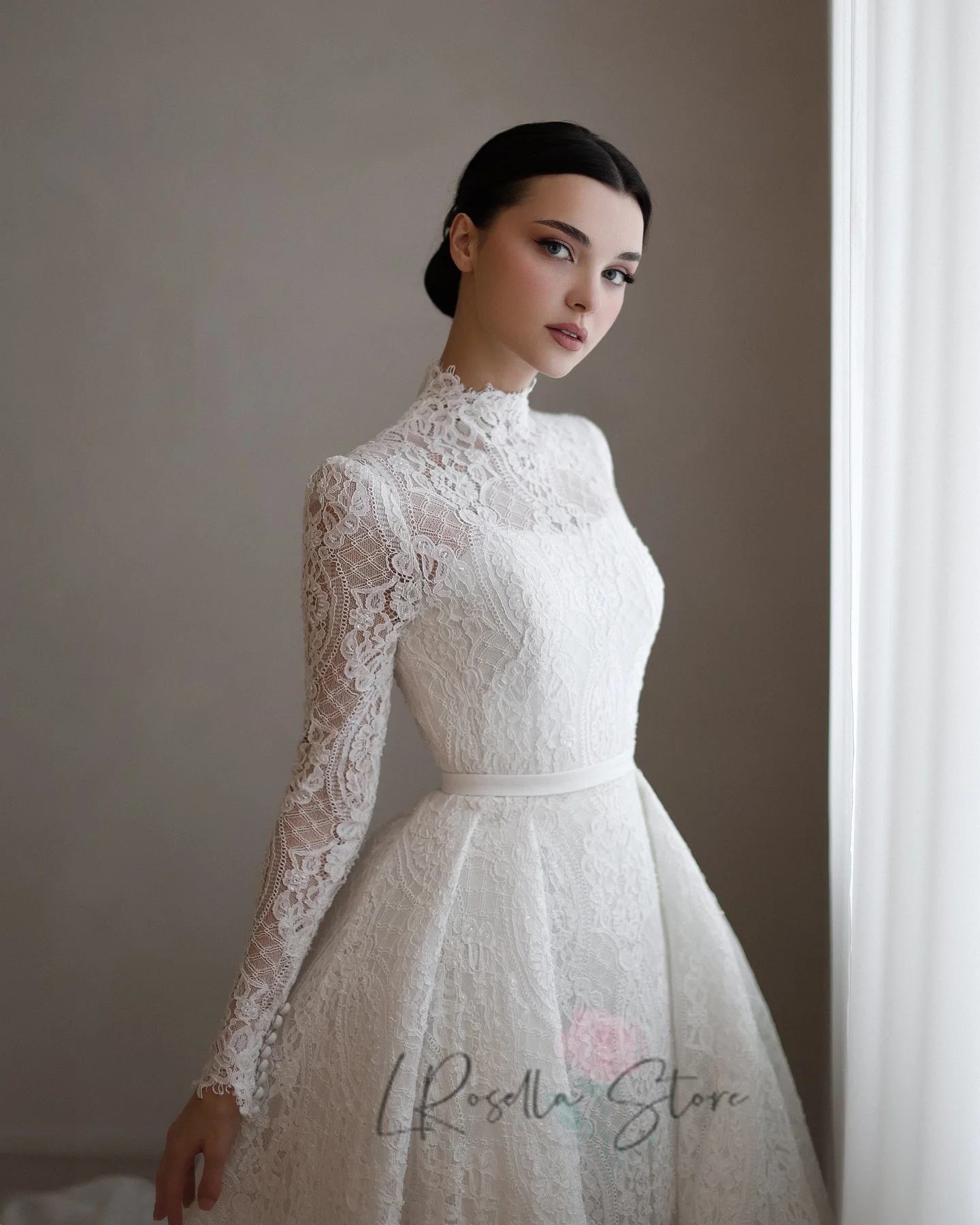 Muslim Soft Lace High Neckline Long Sleeves A-line Wedding Dress Court Train Button Back Customized Robe de mariée Long Dresses