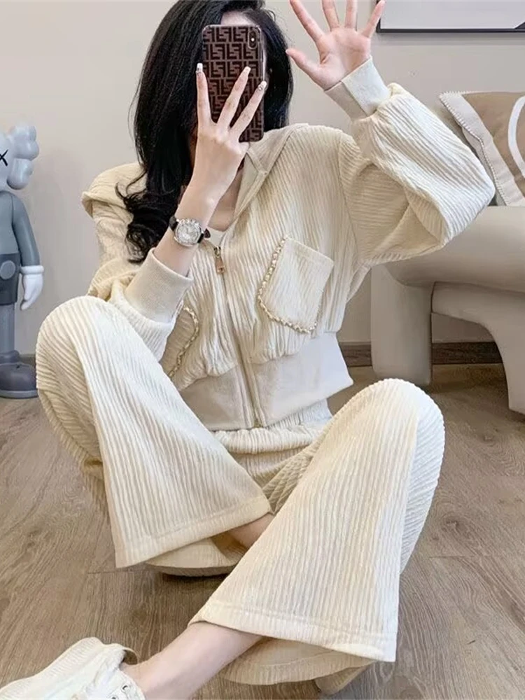 طقم رياضي نسائي كاجوال جديد لموسم الخريف، هودي راقي بنمط مميز وبنطلون واسع الساق، طقم من قطعتين أنيق من نسيج البوليستر