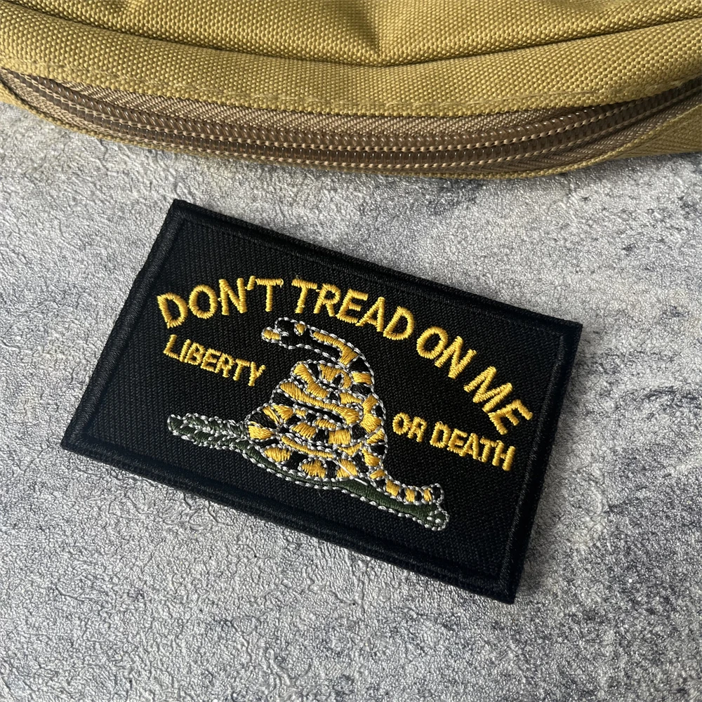 Dont Tread on Me Snake Morale Badge Patch Military Emblem Tactical Armband Embroidered Hook and Loop Clothing Backpack Stickers