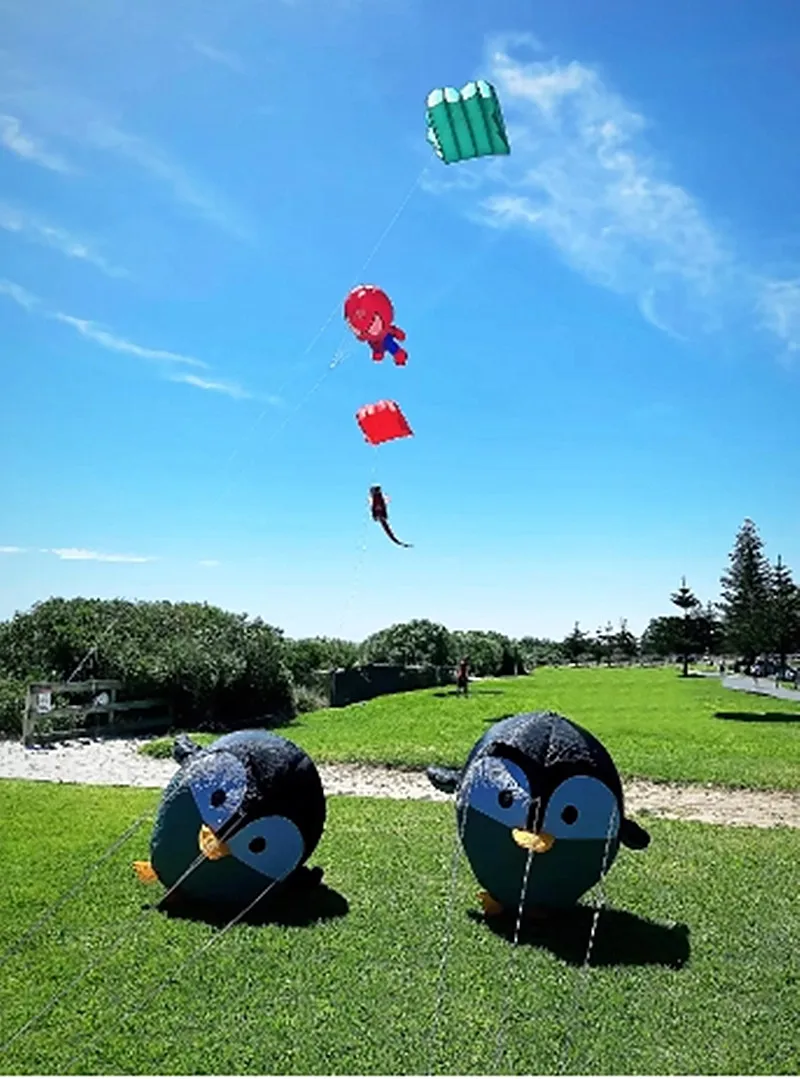 free shipping penguin kite can walk not flying inflatable kite trompo de madera peonzas con cuerda outdoor games vlieger fun koi