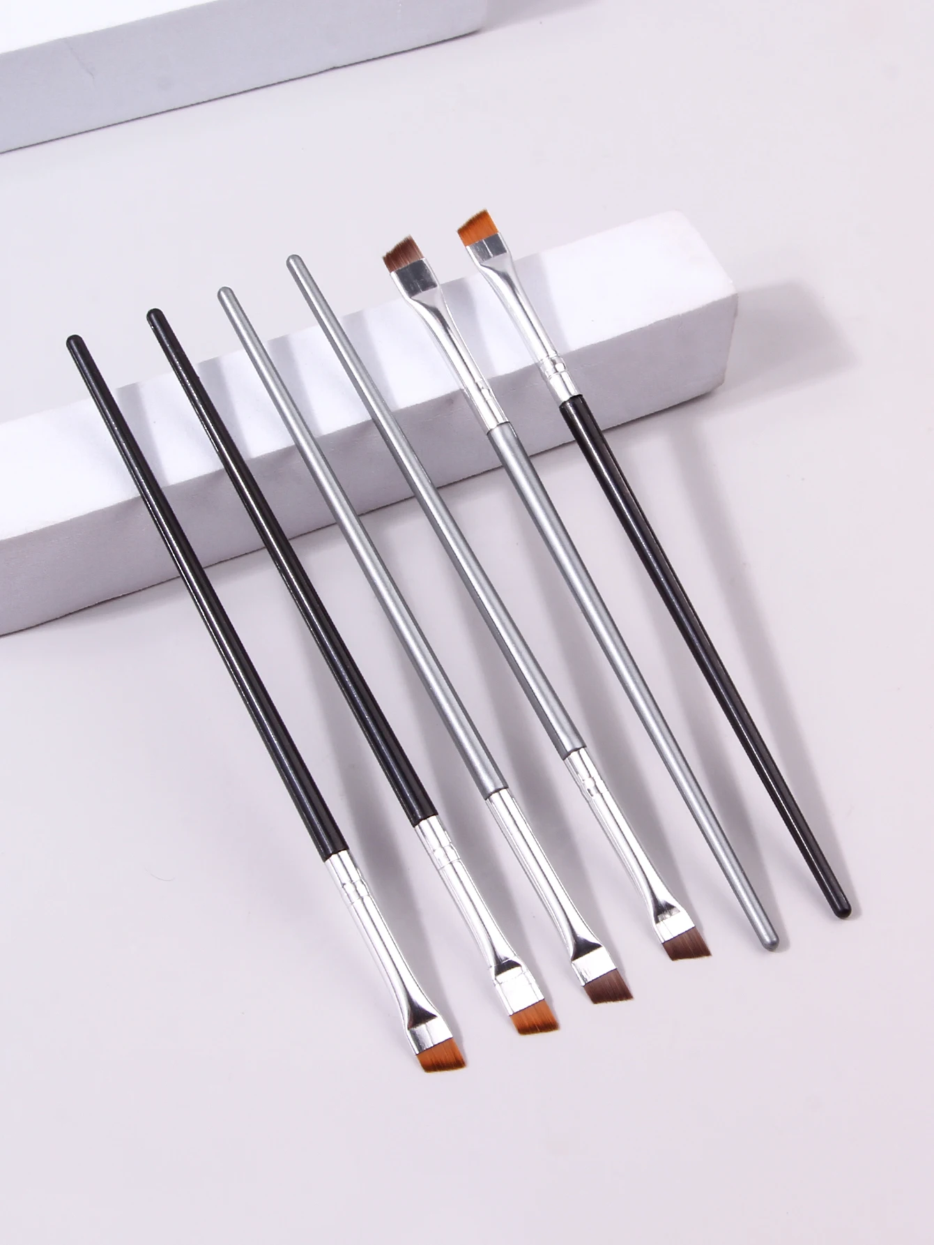 Zestaw 6 cienkich pędzli do makijażu oczu, profesjonalne pędzle do precyzyjnego konturowania, skośny pędzel do brwi, wysokiej jakości narzędzie do makijażu brwi.
