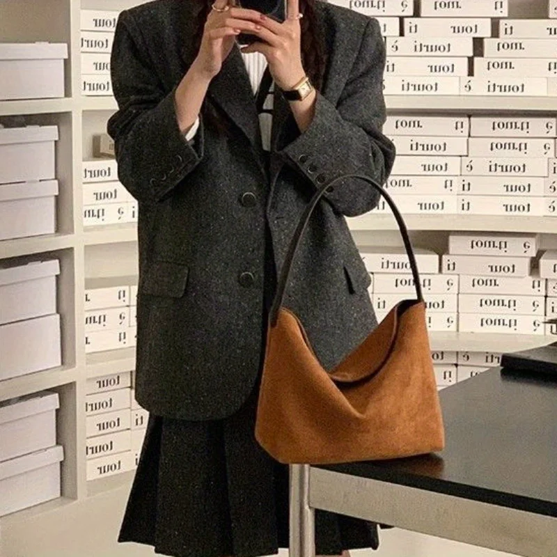 

Женская модная сумка через плечо, ретро-стиль, повседневная замшевая сумка без особых особенных функций, доступна светло-коричневого и темно-коричневого цвета.