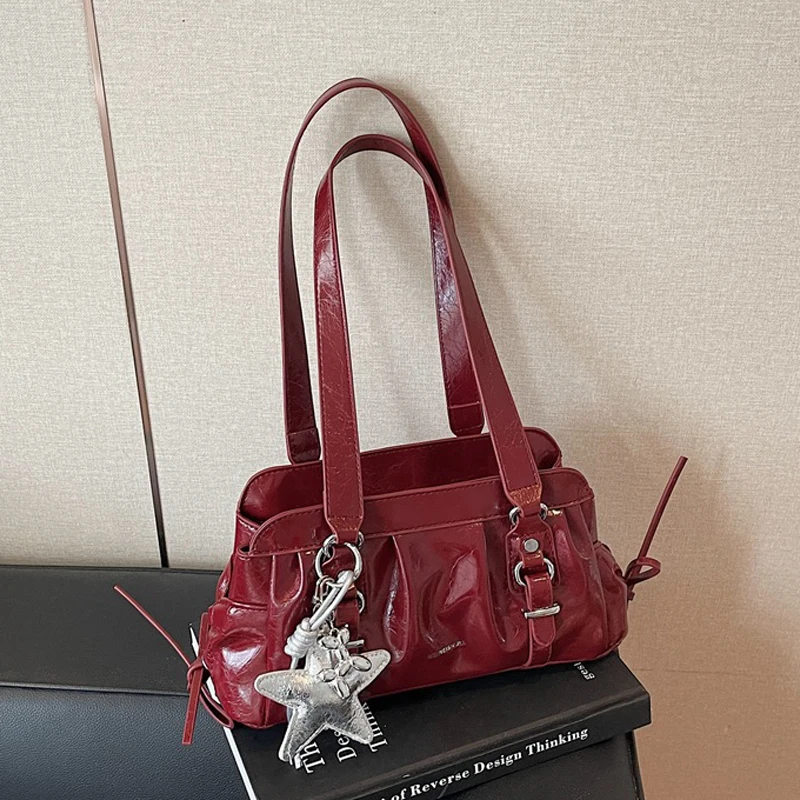 

Retro Red One Shoulder Bag Korean Pleated PU Handbags Autumn Winter New Versatile Commute Underarm Bag with Star Pendant