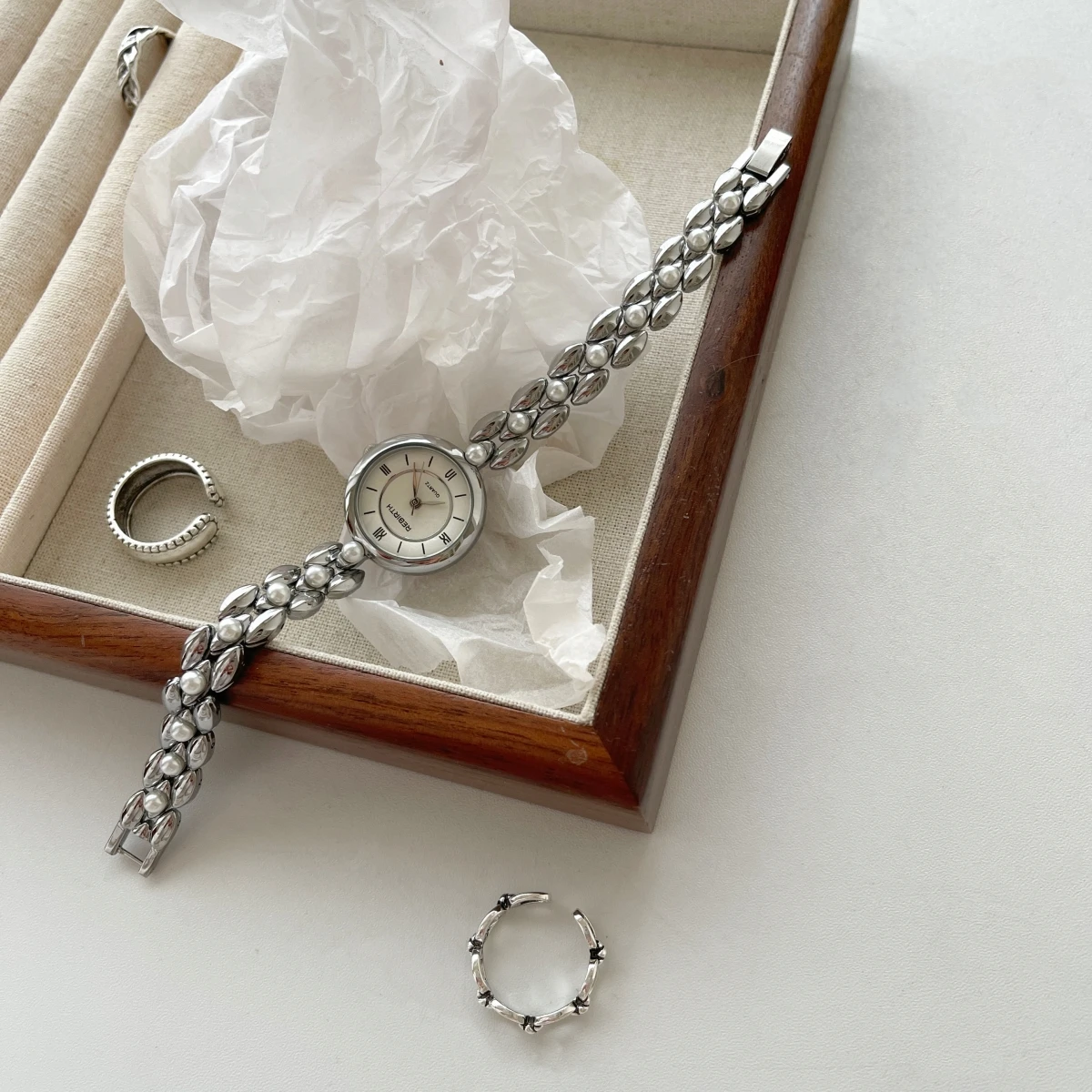 Reloj elegante para mujer, pulsera de perlas redondas de agua dulce, reloj de perlas para estudiantes de alta altura, regalo para mujer, reloj de lujo para mujer