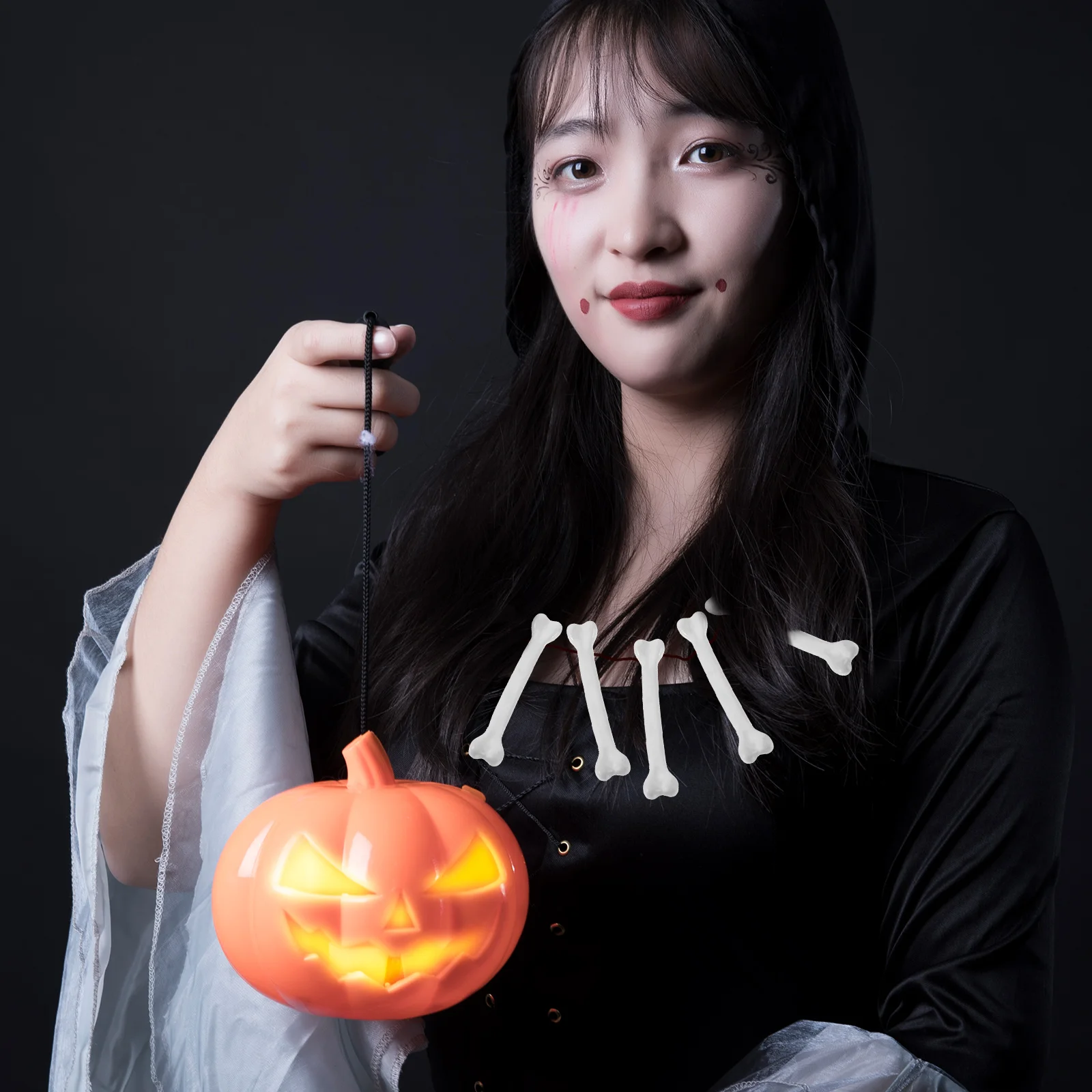 Małe naszyjniki z kości, akcesoria, dekoracje na Halloween, rekwizyty z kośćmi, mini rękodzieło, sztuczne plastikowe kości.