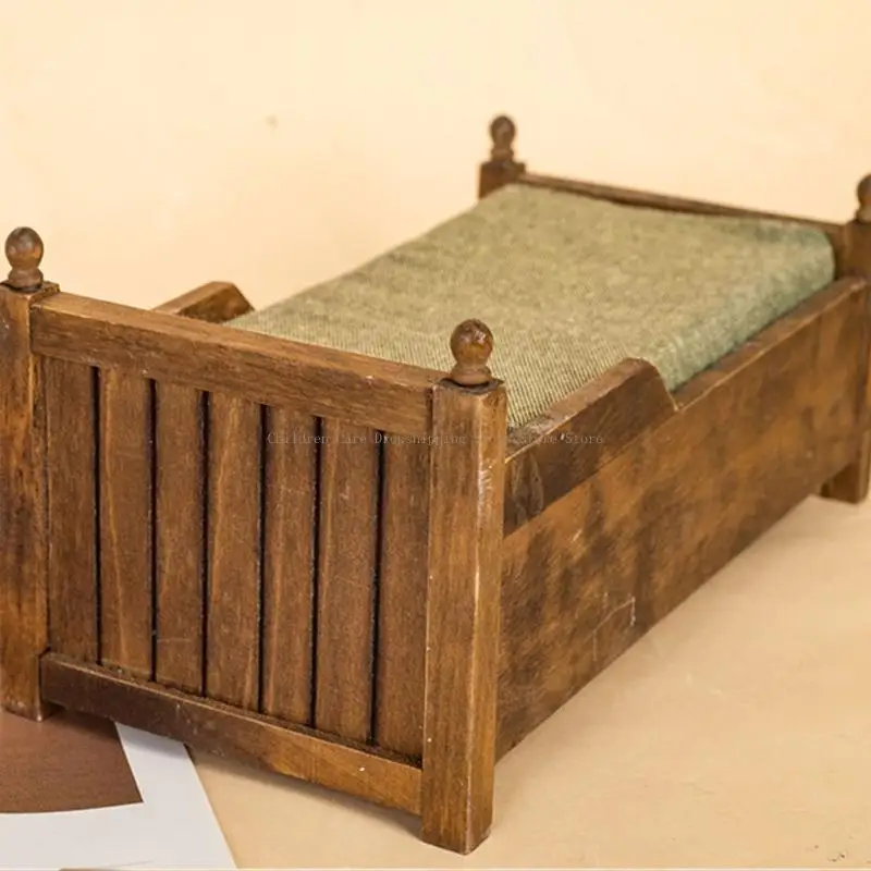 Handgemaakte moderne miniatuurslaapkamer ingesteld voor poppenhuizen 1:12 schaal met sponskussen en houten ladeontwerp