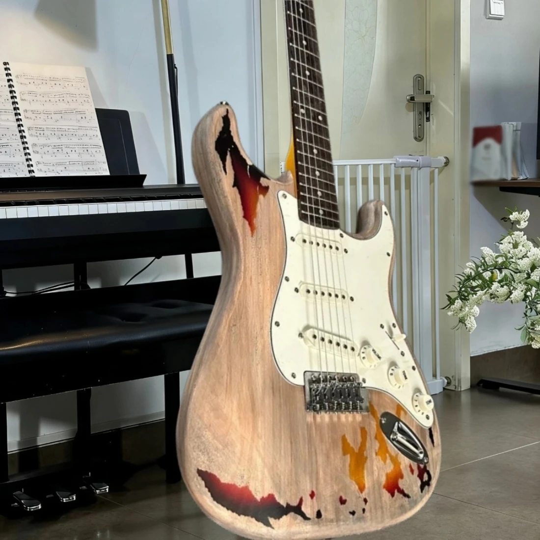 

39-дюймовая электрогитара STSS в ретро-стиле, гриф из палисандра, корпус из красного дерева, регулируемый бридж, звукосниматели SSS, для рок-музыки, бесплатная доставка