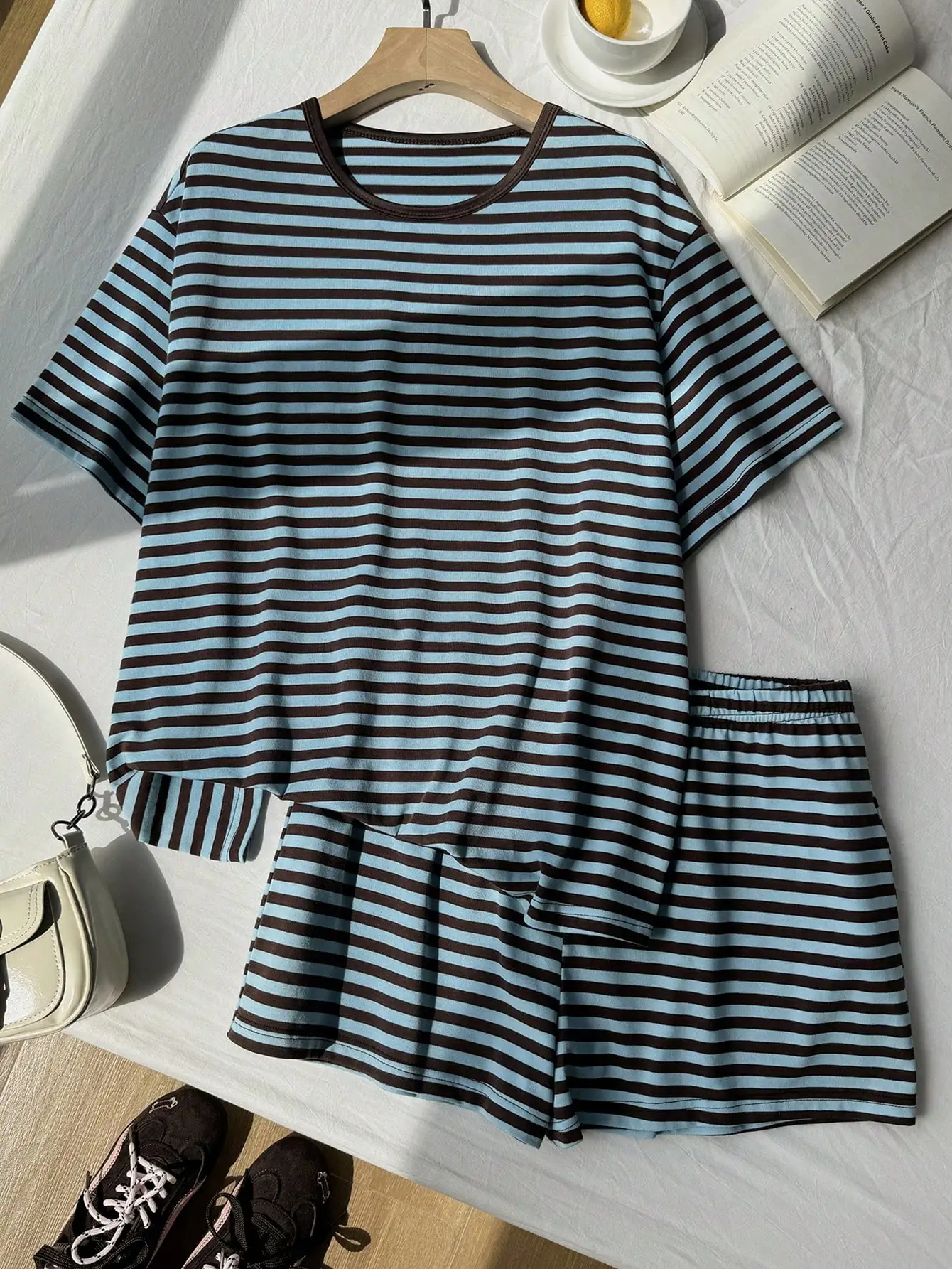 

Полосатый комплект из топа с круглым вырезом и короткими рукавами и шорт для женщин