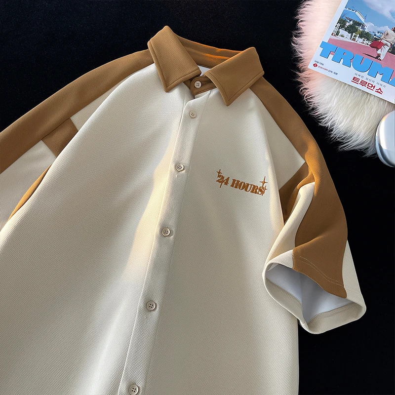 

Мужская повседневная рубашка с коротким рукавом, летняя, модная, в американском студенческом стиле, парная, свободного кроя, на пуговицах, не требует глажки.