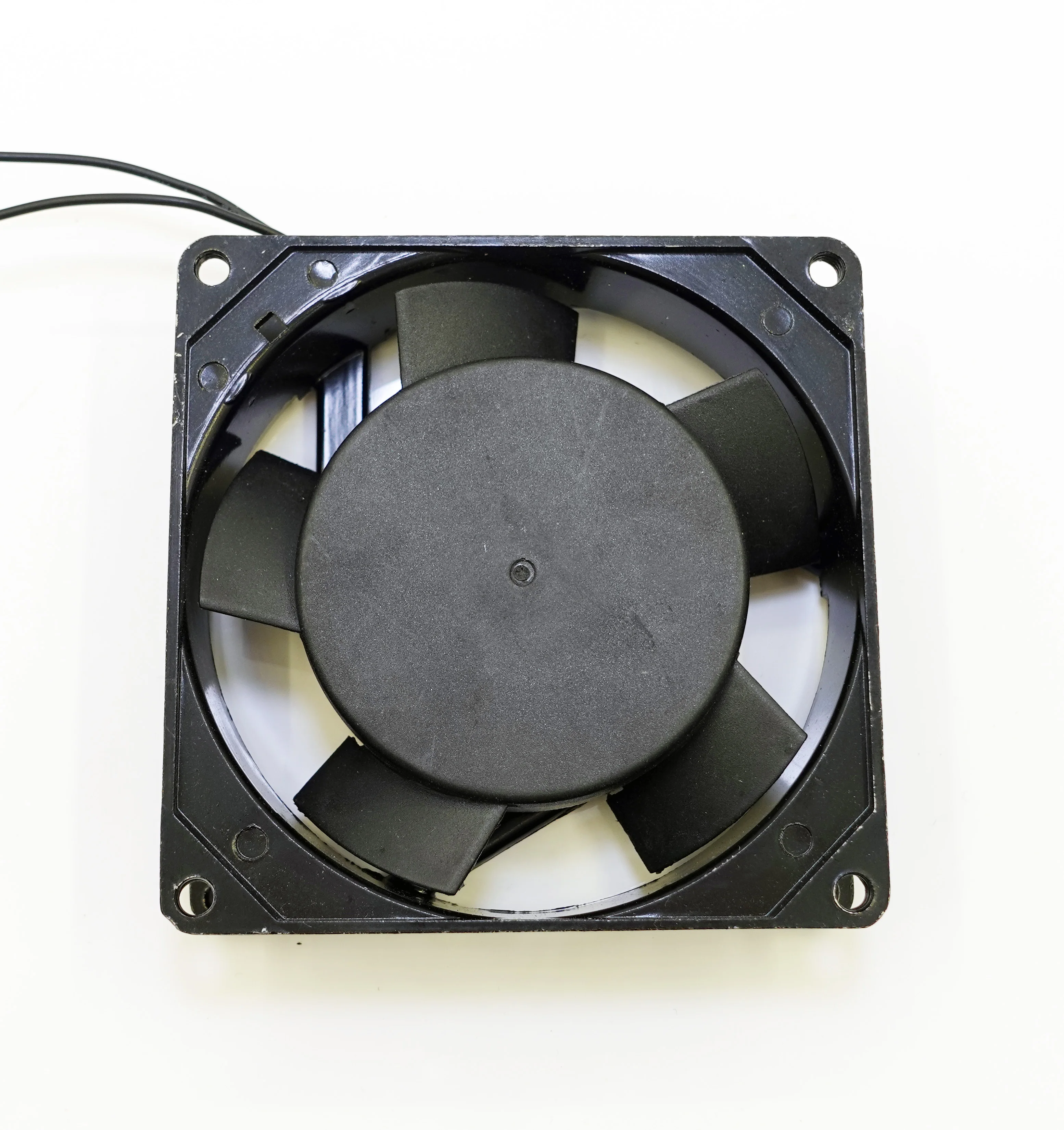 Рисунок 4 - Новый охлаждающий вентилятор 220 В-240 В 9025 0