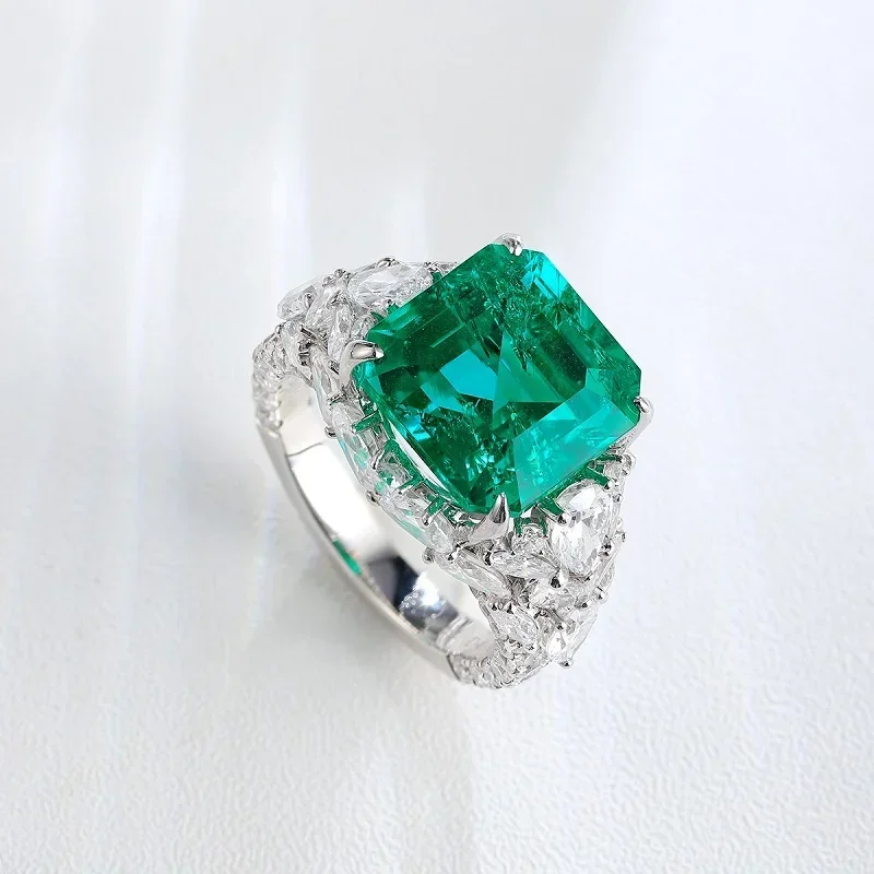 Ruihe Luxury Design 18k White Gold Ring 9.4ct Lab Grown Emerald with Zirconia or RLab Grown Diamond Jewelry for Women Customized