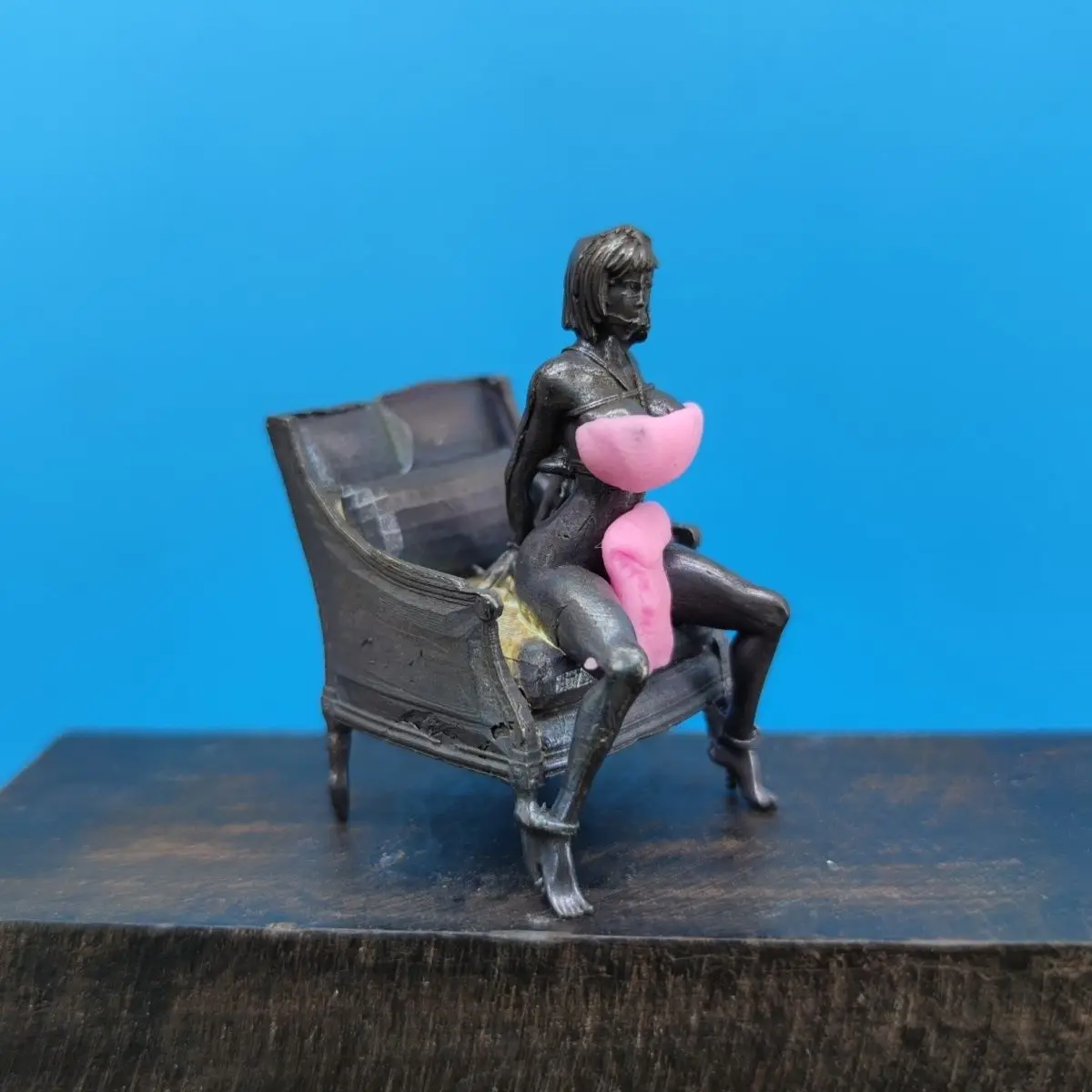 Mini estatuilla de latón, estatua antigua de niña, adorno vintage para decoración del hogar, decoración de escritorio coleccionable