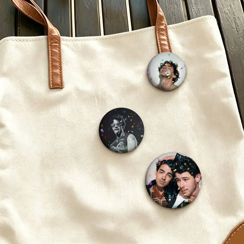 F-Famous American Pop Band Jonas Brothers  25 32 44 58 75mm Badges Personalized Round Brooches Pins Accessory Gift