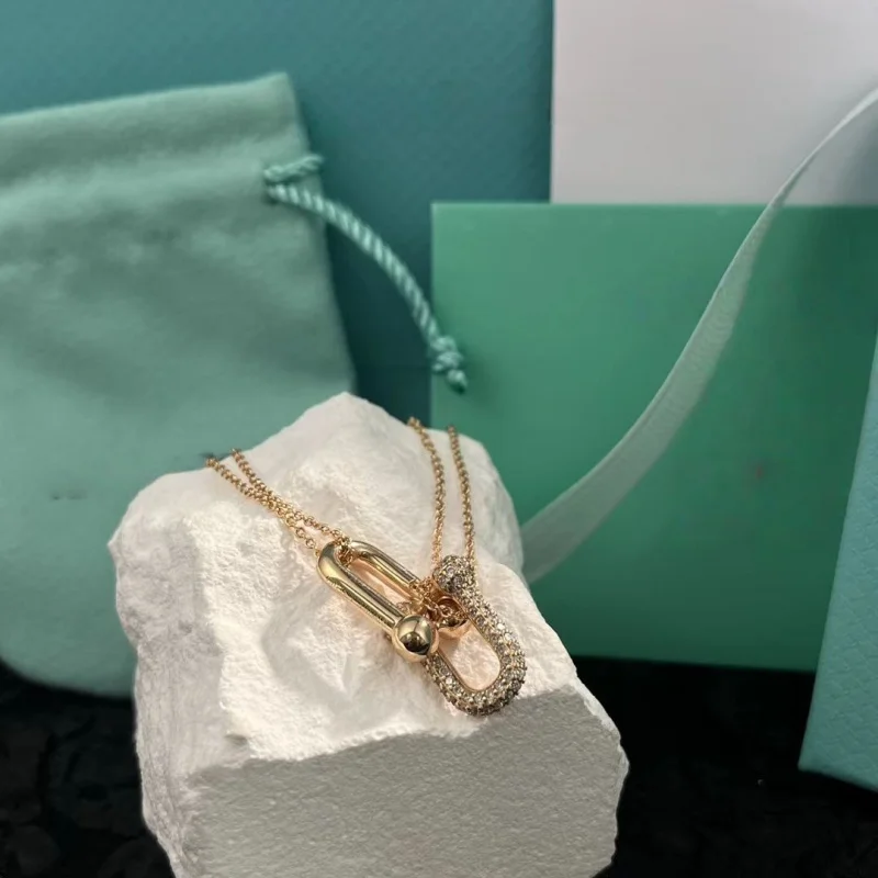 

A versatile and stylish necklace perfect for elegant ladies, suitable for formal occasions.